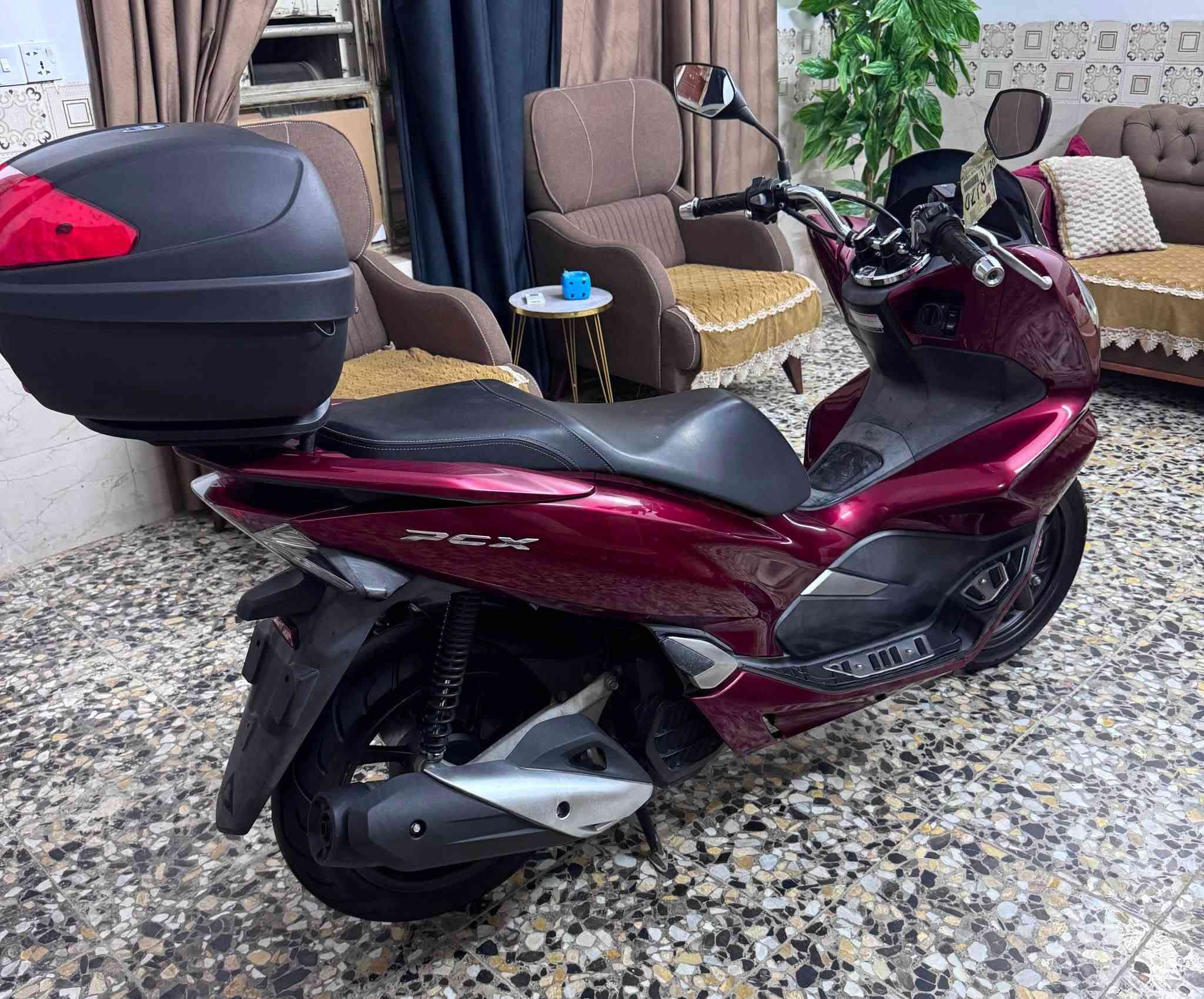 سلام عليكم PCX جيل الثالث يابانيJF
قبل شهر نازله من بيت طارش
الدراجه بحاله الوكاله بعدهة بلزكات الرمبه
ومنفيسهة وكتلوكاتهة موجودات وياها والوصل مال مزاد 
ماشيه 11k✅
الدراجه كفاله من التاير للتاير اي نقص مابيه 
وشرط الضمان ✅
السعر 22$ وبيه مجال مكاني الامين الثانيه 
شراي اتصل ***********
