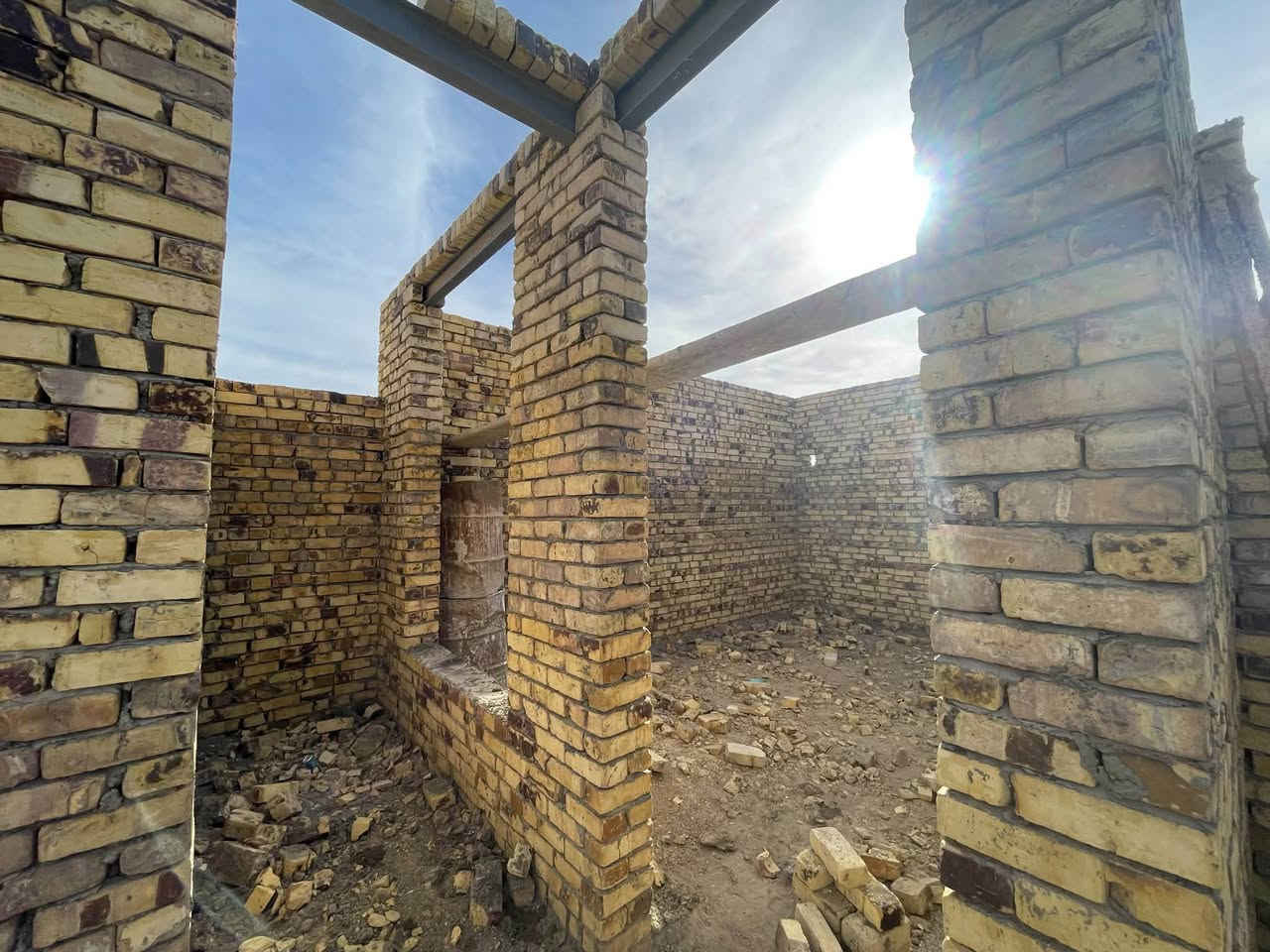 هيكل للبيع 

الموقع مجمع ال هرموش امً عباسيات 

المساحة 200 م / موقع بشارع الي بصف المكتب 
البناء حديث تفاصيل / غرفتين +صالتين كبار + مطبخين حار وبارد  صحيات خارجية مناور عدد 2  البناء لحد السكف ومتوقف مثل ما موضح أمامك 

السعر 40 قابل للتفاوض للمعلوم الهيكل زراعي 

للاستفسار الاتصال / ***********
