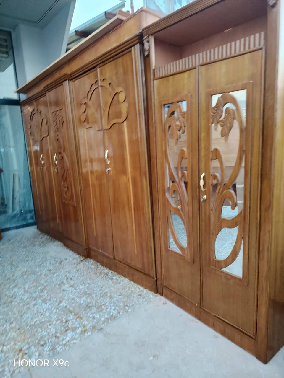 السلام عليكم غرفه كامله ام الخمس بيبان شغل درجه اولى تسكام غرفه كامله وجاهزه اي نقص ما بيها نظافه 100% داخل صاج والوجه صاج غرفه كلش حلوه موديل حديث ظهره جرجوبه سعر  700  يشمل الشد والتوصيل داخل النجف والشراي يتصل ***********

