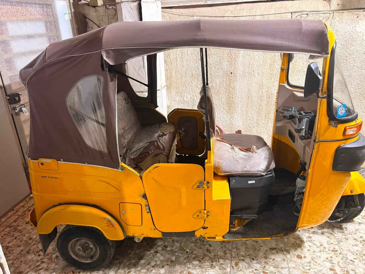 السلام عليكم تكتك للبيع موديل21  في الصوره السعر ٧مليون ونص  بيه مجال قليل رقم انكليزي تحويل ثاني يوم المكان بغداد  شهداء البياع 
 ***********

