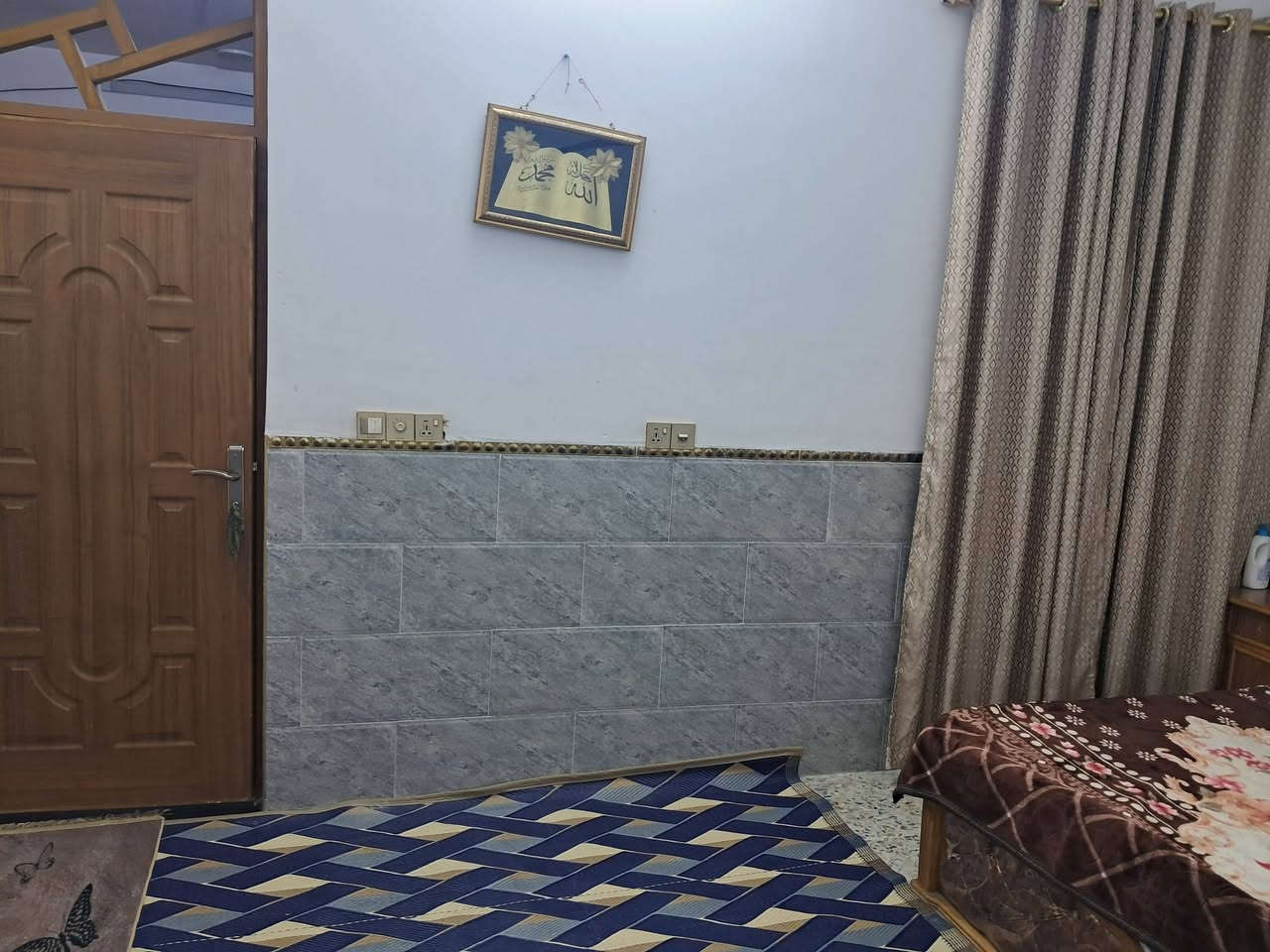 ​🏡 دار للبيع بمواصفات ممتازة ومساحة واسعة 🏡
التفاصيل العامة:
​📐 المساحة: 200 متر مربع.
​📏 الواجهة: 11 متر.
​🏗️ البناء: طابقين متكاملين.
​📍 تفاصيل التقسيم الداخلي:
​🚗 الطابق الأول (الارضي):
​طرمة خارجية كبيرة: تسع لسيارة وتكتك
​خدمات خارجية: تواليت وحمام مستقل في الطرمة.
​الاستقبال: ضخمة ومريحة (أبعاد: 6m × 5m).
​المطبخ: نظام حار / بارد.
​غرف النوم: غرفتين نوم كبار.
​المناور والخدمات: مناور عدد (2) + تواليت وحمام داخلي بأحد المناور.
​🛏️ الطابق الثاني:
​غرف النوم: (4) غرف نوم واسعة.
​غرفة سويت: تتضمن حمام خاص.
​صالة الطابق الثاني: تحتوي على حمام إضافي يخدم الصالة والغرف.
​💡 ملاحظة: البيت يمتلك تصميم عصري واستغلال ممتاز للمساحات، مناسب جداً للعوائل الكبيرة أو اللي تبحث عن راحة ومساحة واسعة.
..جنس العقار :طابو زراعي سند 25 / عندي وكاله عامه من صاحب الأرض 
​📌 مكان العنوان: (حي الفرات شارع ثاني مقابيل حي نصر )
📞 للاستفسار أو الاتصال: (***********)
