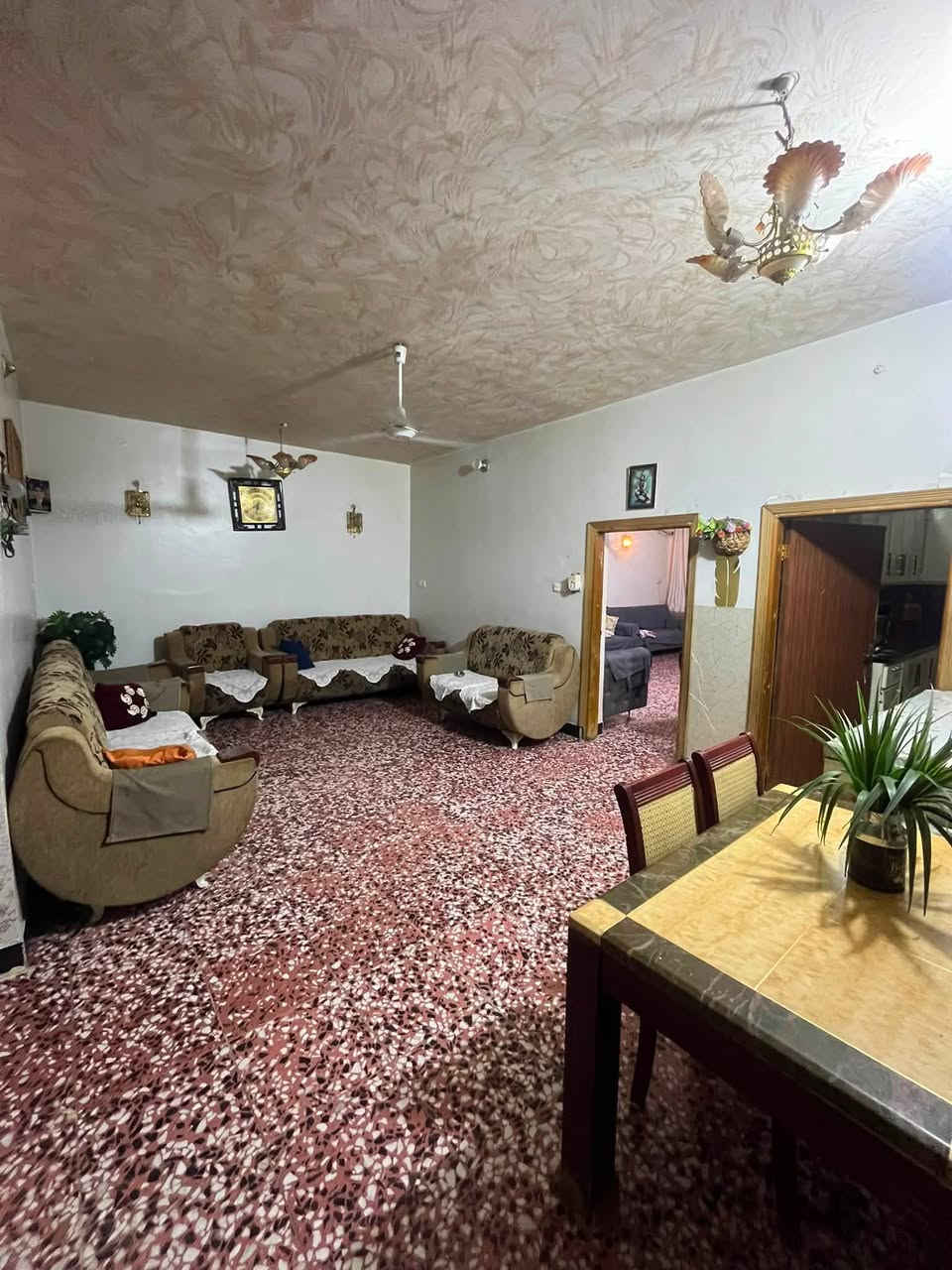 بيت ٢٠٠ متر البيع المكان في الجمجمة خلف المحكمة الجديد ايم المطاعم الجمجمة البيت متكون من ٤غرف نوم وستقبل وكندور ومطبغ  السعر ١٦٠ قابل التفاوض رقم ابو البيت *********** طابو زراعية سند ٢٥
