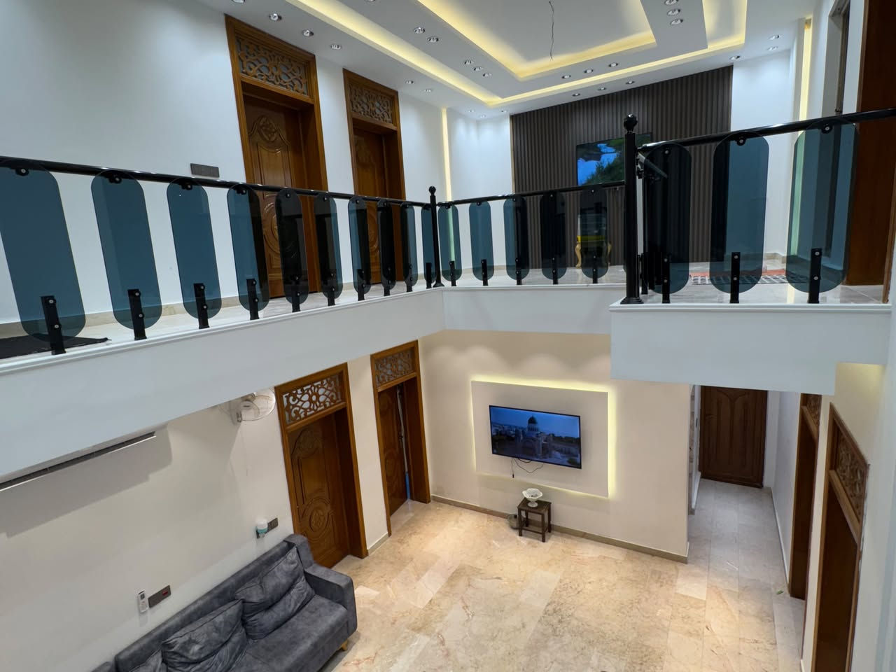 🏠 للبيع دار سكنية مميزة – دور القضاة
📍 الموقع: دور القضاة – موقع ركن ومميز
📐 المساحة: 300 م²
📜 الطابو: صرف- سند 
🛏️ الغرف: 5 غرف
🚿 الحمامات: 4
🍳 المطابخ: مطبخان – حار وبارد
🚗 الكراج: يتسع لسيارة واحدة
🏛️ السياج الخارجي: مرمر
🧱 الرصيف: مرمر
—————-

💰 السعر: 950 مليون دينار عراقي
💬 قابل للتفاوض

⸻

📞 للاستفسار والتواصل:

📱 *********** (واتساب + اتصال)
📱 *********** (واتساب + اتصال)
📱 *********** (واتساب + اتصال)

⸻

📍 عنوان المكتب:
النجف الأشرف – حي السلام
سايدين أبو دجاج، قرب مجمع دولمة المنزلية

🔹 مكتب بغداد للعقار 🔹

نص مكتوب في الصور:
- دار للبيع 300 متر / النجف منطقة القضاة