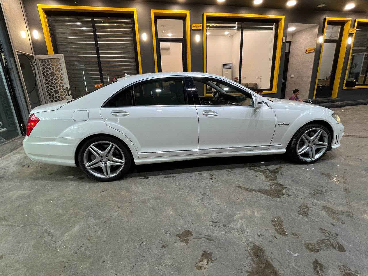 السلام عليكم مارسيدس s63
حجم المكينة 550
موديل 2010 AMG اصل
باب طويل بردات كهرباء 
السيارة نضيفة ماشية ١٣١
وارد ياباني 
ومواصفاتهة معروفة
  مكفولة السيارة عدا
ضربة زغيرة بل صندوك ترجع بارد والباقي مكفول 
للاستفسار *********** وبل خدمة
