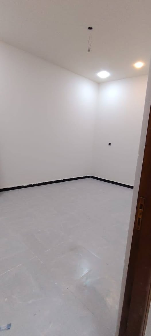 دار للبيع طابو زراعي عراقي وكاله ونسخه من الطابو يقع في حمدان شارع معمل الشيخ مشمول باخدمات مساحة البيت 200م قريب عن شارع التبليط 50م يبعد عن البصره 10دقايق بناء 2026ما سكون تتكاتب وتستلم يتكون من غرفتين احد الغرف سويت ومطبخ واستقبال وصاله وكراج للاستفسار على الرقم ***********
