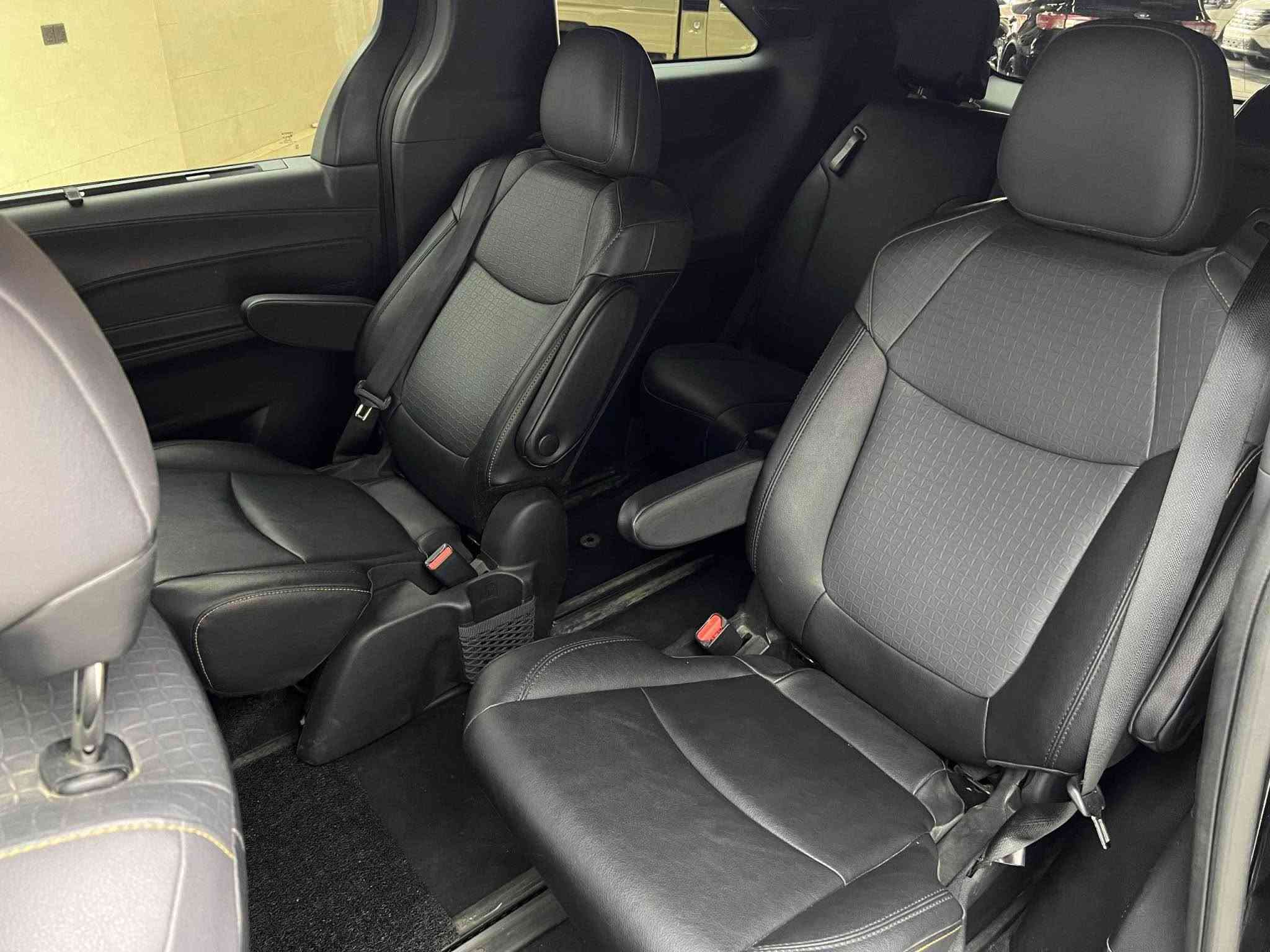 سيارة عائلية و اقتصادية و فول 🔥🔥😍
Toyota sienna 2023
تويوتا سيينا ٢٠٢٣

مواصفات XLE-AWD
(فتحة سقف-مقاعد جلد و تدفئة-تبريد مركزي-بصمة-ابواب خلفيه كهربائية-شاشة-car play)

مكينة ٤سلندر حجم ٢.٥لتر هايبرد 🔋
ماشية 35,000 ميل فقط و بحالة ممتازة 

السيارة بيها ثلاث قطع تبديل شركة نفس اللون و بيها اسف الابواب و اسفل الجاملغ صفحة النفر صبغ السيارة كلش نظيفة ايرباك ستيرن راجع سيستم شركة

رقم دهوک الدولي شرط التحویل
مكفولة من كير و محرك و كهربائيات

و ب سعر(255$) ورقة و بيها مجال بسيط

مكان السيارة

دهوك -معرض ارشف R-Shev
رقم51 من معارض التيرمينال 

***********
*********** دهوك, العراق
