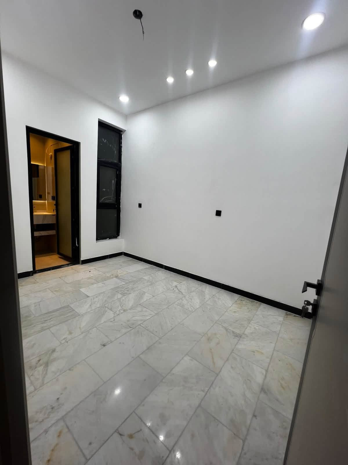🏠 3 بيوت للبيع في السيدية
✨ بناء حديث – درجة أولى
📐 مساحة كل بيت: 50 متر
📏 واجهة كل بيت: 5.65 متر
🛏️ يحتوي كل بيت على 3 غرف نوم

📞 للاستفسار والتواصل واتساب:
0775273802
