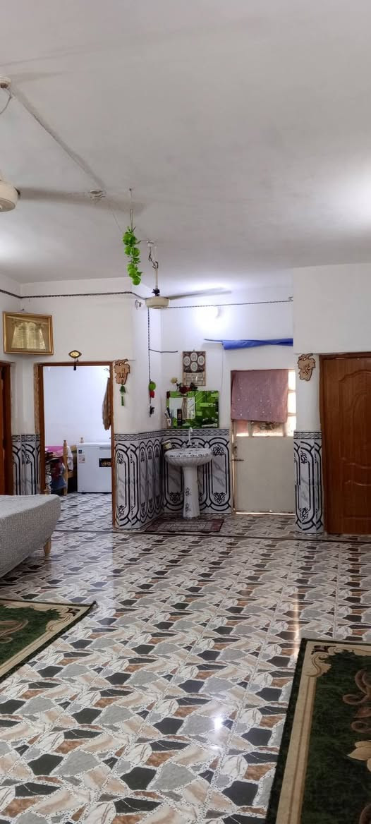 بيت للبيع طابو صرف المساحة 150م بالسند واقع حال 275م يوجد فيه ثلاث غرف وصاله ومطبخ  واستقبال وصحيات داخلية وخارجية ارضيه بورسلاين جدران  البناء البوكس صب وباقي البناء بلوك مضغوط والسطح صب بناء درجة اولى   العنوان/ الحمزة الغربي حي العسكري حي الاصدقاء قرب مولده عمار فيصل على الشارع الرئيسي تبليط 
 الاستفسار الاتصال على الرقم***********
