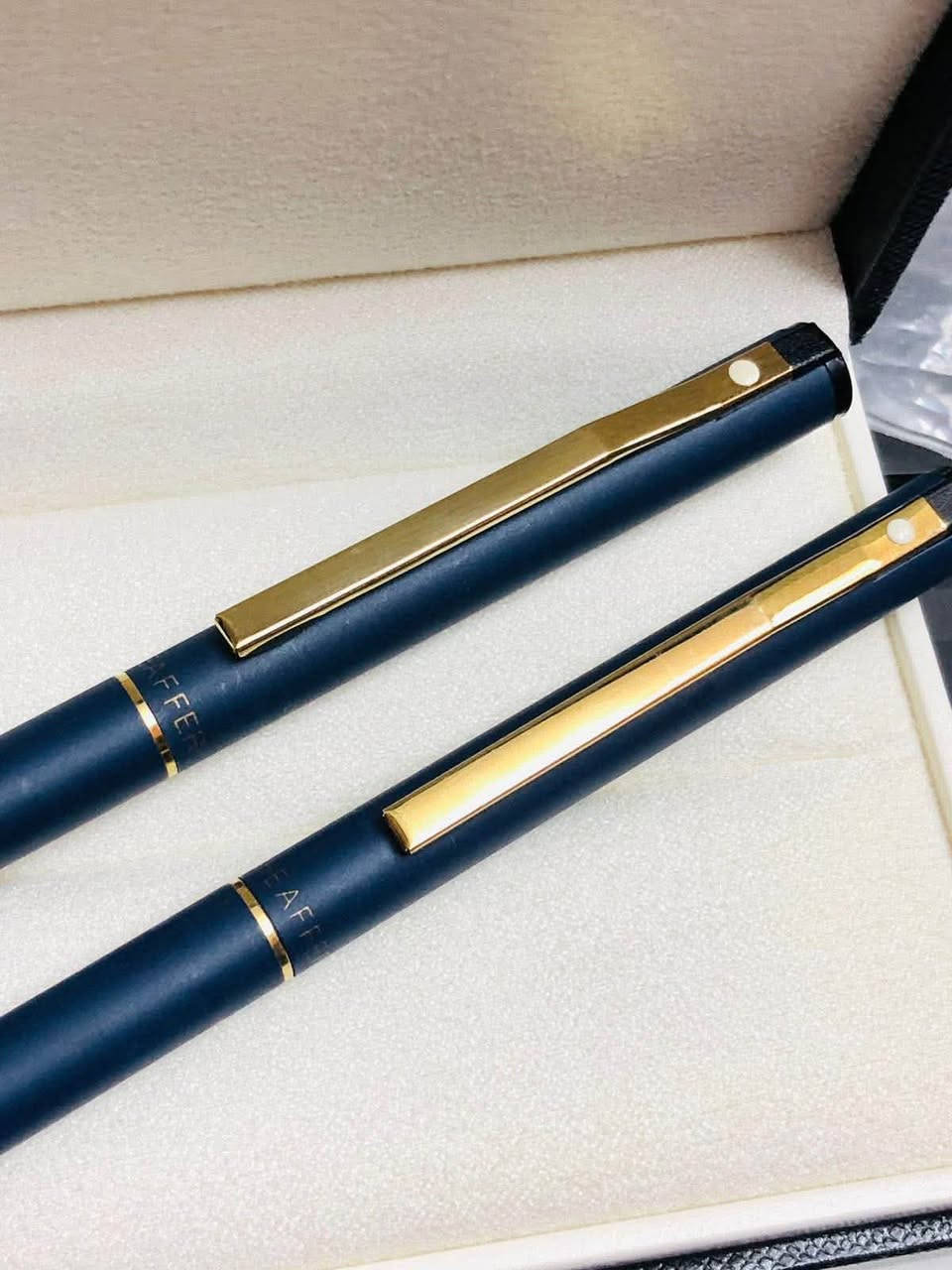 سيت أقلام شيفر ( Sheaffer) 
أمريكي اصلي انتاج الثمانينات 
حجري مع طلاء الذهب 
ريشه طلاء ذهب 
حبر - جاف - الحجم F  
السعر ٨٠  الف 
للاتصال ***********

