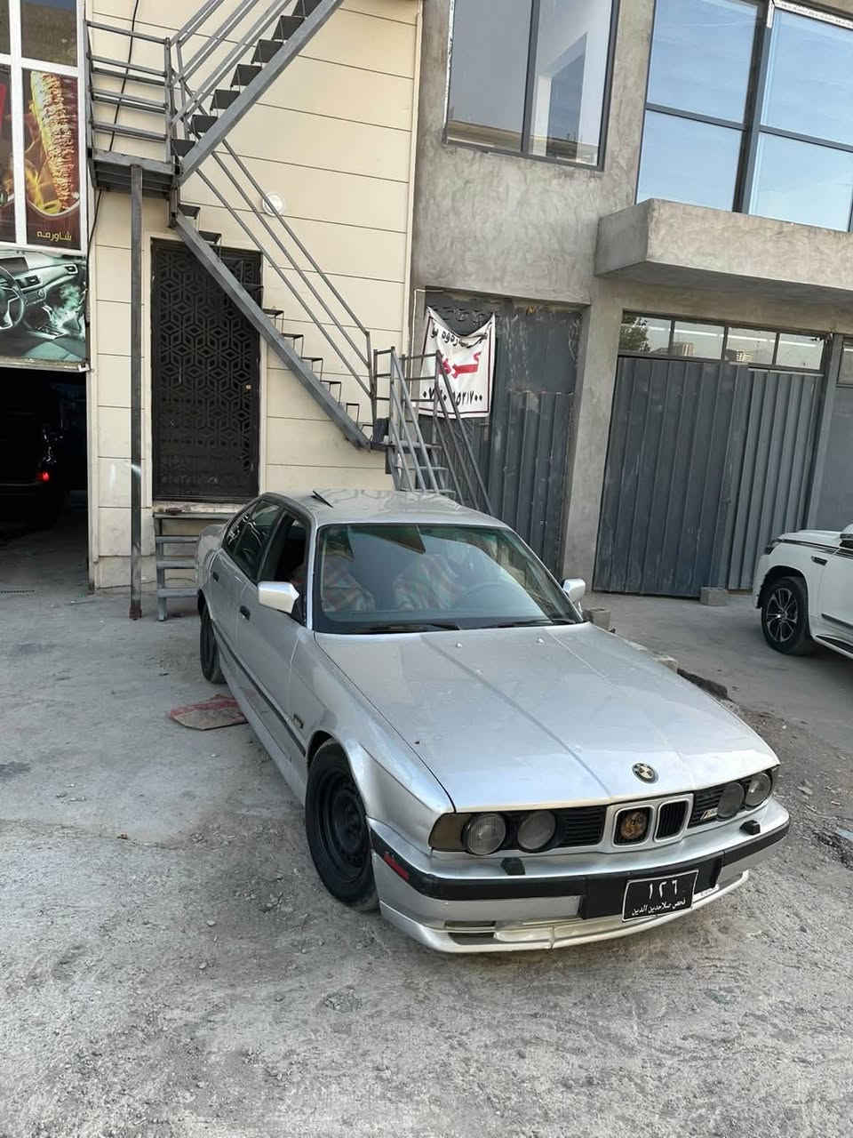 سڵاوی خواتان لێبێت
بیئێم مۆدیل ١٩٩٢
مەكینە ٢٠ كەپس دیجیتاڵ
گێڕ عادی
٢جام كارەبا
دەعامی ئێم
سڵاید
گێڕومەكینە اكسل بەشەرت
ماشاللە قوەتێكی خەیاڵی هەیە
ئاڕمێكی سلێمانی لەگەڵە هەدیەیە
ماشااللە بۆیاغ وهەیكەلی جوانە
سعری ٢٤گەڵاو معامەلەیە برایانە
لە سلێمانیم
