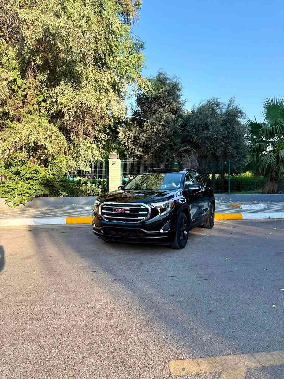 جيمس تيرين (GMC Terrain) موديل 2021 - AWD للبيع او المراوس
المواصفات الأساسية:

 الموديل: 2021

 نظام الدفع: AWD (دفع رباعي مستمر لثبات وأمان عالي)

 اللون: أسود ملكي مميز جداً

 المحرك: قوي واقتصادي في استهلاك الوقود 1500 تيربوا

المواصفات الداخلية والأنظمة الذكية:

 فتحة سقف بانوراما كبيرة لمتعة القيادة.

 كشنات مخمل فاخرة ونظيفة، مريحة جداً وتتحمل الاستخدام.

 كشنات أمامية تدفئة لراحة أكبر في الشتاء.

 شاشة كبيرة تدعم Apple CarPlay و Android Auto.

 كاميرا خلفية واضحة للمساعدة في الاصطفاف.

 نظام كير ماوس دوار عصري وسهل الاستخدام.

 تحكم ستيرن كامل (السرعة، الصوت، الرد على المكالمات).

 رادار أمامي لتحذير الاصطدام والمحافظة على المسار.

 تشغيل عن بعد (ريموت كنترول).

 دخول ذكي بدون مفتاح (Keyless Entry).

 تبريد ثلج في أصعب الظروف المناخية

.

 أنظمة سلامة متقدمة: ABS، ESP، كشافات ضباب، وغيرها.

وضع المتانة والنظافة (الضمان):

 السيارة جاهزة تماماً: محرك، كير، صدر، حدادة، كل النظم الالكترونية شغالة 100%. سيرفسها كامل وزيتها وفلاترها مغيرة حديثاً.

تفاصيل الحادث والصبغ (بمنتهى الأمانة):

 حادث أمريكا: بسيط جداً (فقط جاملغ جهة الصدر الأمامي) وتم تصليحه بشكل ممتاز 

وصبغه.

 في العراق: طخة بسيطة جداً بيبان صفحة الصدر (تم صبغهن على نظافة وبدون معجون قوي لحفظ جمالية السيارة).

 السيارة ومكفولة من أي نقص أو عيب مخفي، الشاصي سليم .

السعر: [160$ ورقة وقابل للتفاوض للجادين في الشراء]

مكان التواجد: [بغداد مدينة الكاضمية المقدسة]

رقم الهاتف للاتصال المباشر: [***********.     _.    ***********]
