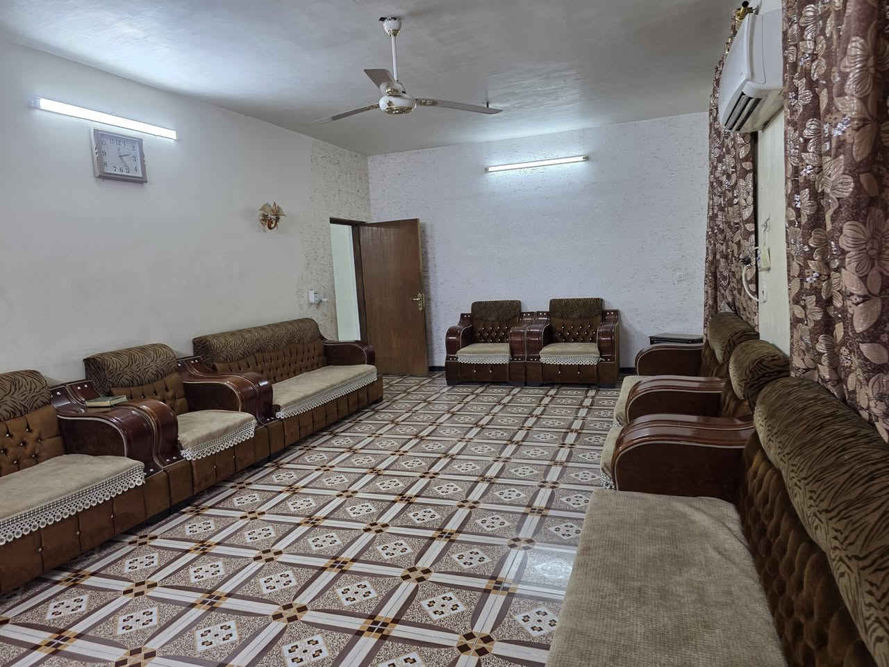 السلام عليكم ورحمة الله وبركاته 🫱🏽‍🫲🏻
متابعينا الكرام 👥
دار للبيع🏠 المساحة 400متر الواجهه16نزال 25و20سم يحتوي الدار على غرفتين وصاله5×9 وهول ومطبخ وصحيات داخليه وخارجيه وحديقه كبيره 🏞
موقع مُمَيز جداً 🌹
العنوان: التاجي حصيوة ومزرفه قرب جامع الفتاح العليم🕌
للاستفسار الاتصال على الارقام الاتيه كورك: ***********📞📞
اسيا: ***********📞📞
#مَكتب_ديرتنا_للعقار 🏢
#بإدارة_احمد_ابومصطفى 🌷
#تواصلوا_معنا🌷
