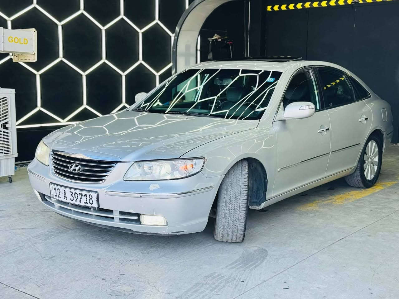 .سلام عليكم ازيره 2009 للبيع فقط السعر 93 وبيها مجال بسيط.. 
سياره فول مواصفات كشن جلد
 تبريد وتدفئه بلكشنات
كشن خزن فتحة سقف
حساسات خلفيه كامره دواره
طخم امامي وخلفي جديد
محرك كير شرط محرك V6 
رقم وهزه وفحص جديد رقم نينوى 
السياره بسمي شرط التحول
للستفسار الاتصال على الرقم
***********
***********

