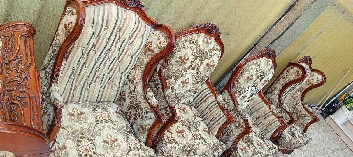 قنفات 7 مقاعد صاج 
ميز طعام صاج بورمي
 مكان بغداد زيونة 
***********
