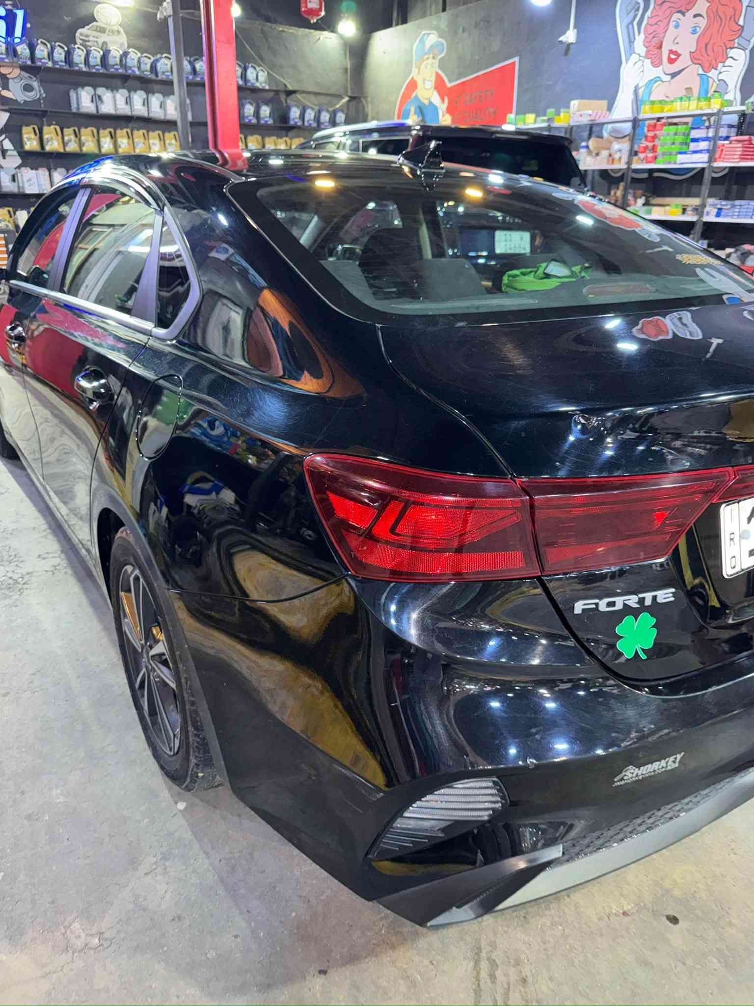 السلام عليكم
كيا فورتي موديل 2023 فئة LX
ممشى السيارة 91,500 كيلو متر 57,000 مايل
السعر 130 ورقة مجال بسيط

السيارة حادثها من امريكا بنيد وجاملغ جهة السايق وجهة الراكب 
الحادث موضح بالصور بنيد مبدل ومصبوغ نفس الون وجاملغ السايق مصلح نفسه ومصبوغ وجهة الراكب فقط بارد بدون صبغ وبيها رصعة خفيفة بالباب الي خلف السايق ورصعة بالصندوك
السيارة مكفولة من كل شي عدى المذكور

مواصفات السيارة
ليد زنون 
كار بلاي + اندرويد اوتو ( واير ليس )
كامرة خلفية 
رادار امامي 
ويل كب
حساس اطارات
حساس الخروج عن المسار
مثبت سرعة 
شاشة عدادات دجتل
مرايات كهربائية 
كير cvt 8 سرعات 
محرك 2,000 دوش
كير ومحرك مكفول بحالة الوكالة

للتواصل (***********)

