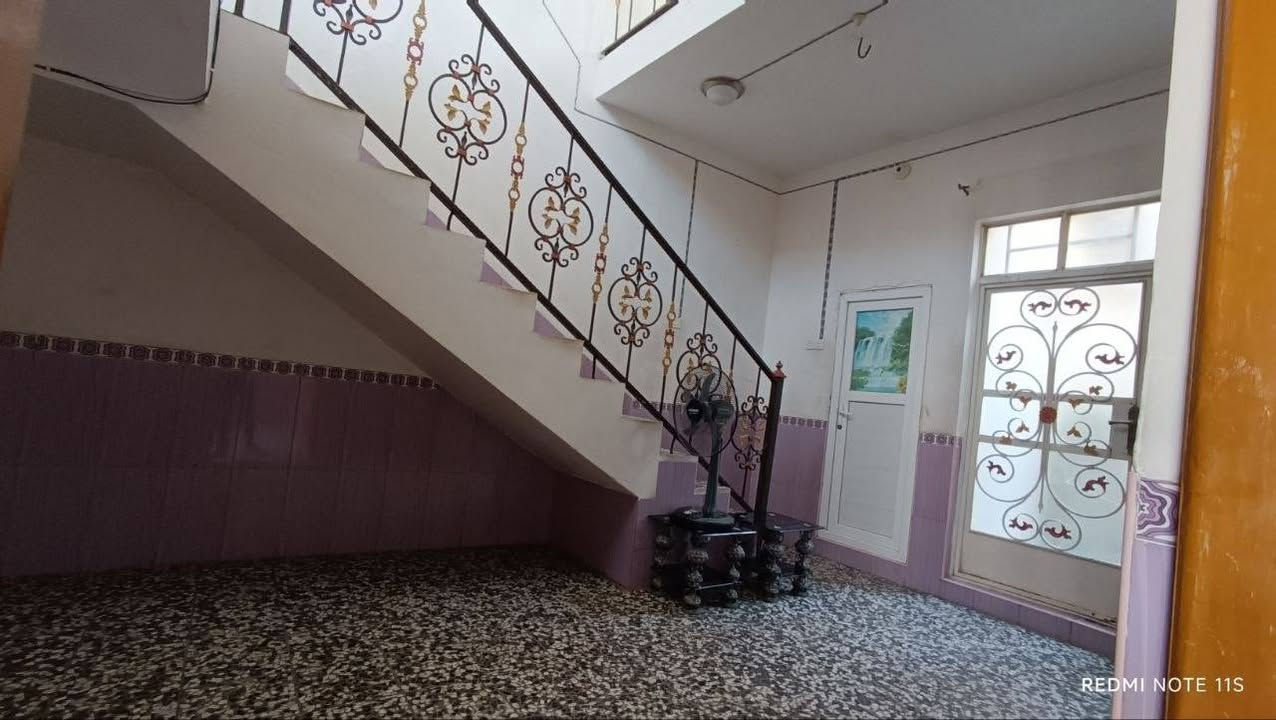 بسم الله الرحمن الرحيم
#بيت_للبيع 

العنوان📍 البراكية شارع علكم قرب مدارس آيات الرحمن 
طابو زراعي بي مكاتبة مع مالك الارض مع صورة لسند الارض
المساحة 125م واجهة 8.35 نزال 15 غرفة و استقبال ومطبخ وصالة  مفتوحة على البيتونه كبيرة تحتوي على مخزن و حمام داخلي و خارجي أيضاً و مكشوفة 
💸السعر 43 مع المجال .
التواصل مع  الرقم ***********

نص مكتوب في الصور:
- REDMI NOTE 11S