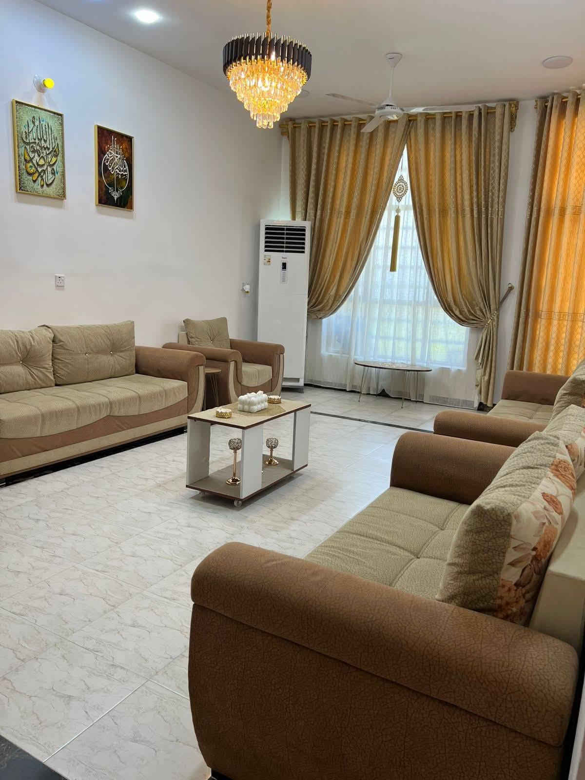 بيت للبيع المساحه 180 في حي العهد يم فلكت الزعيم وره مضيف ابو فياض يحتوي الطابق الول مطبخ ستقبال صاله غرفة نوم داخلها حمام وحمام ثاني بصاله يحتوي عله صحيات والطابق الثاني يحتوي على غرفتين نوم وحمام وصحيات وصحيات خارجيه سند٢٥  السعر 115تصل على ***********
