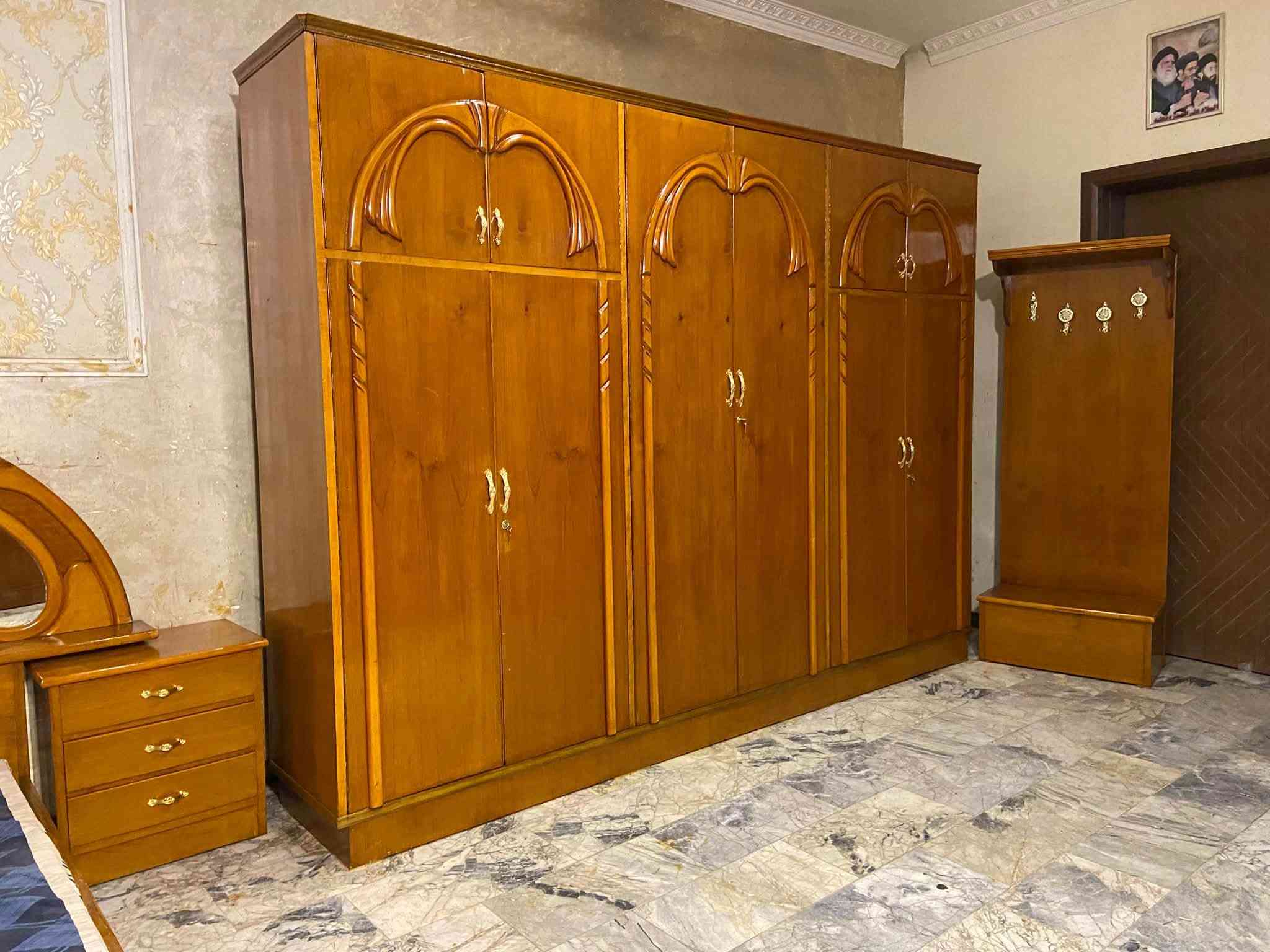 عندي غرفه نوم فصلته تفصال عل ايدي فصلتهه مليونين و100 وصل شراء موجود  بعدهه جديده استعمال  اقل سنه الغرفه نضافتهه 100‎%‎ ترهم مال زواج يعني الي ياخذه بالعافيه عليه داخل وخارج صاج ضهر جرجوبه الغرفه حيل نضيفه وتكمه تخت جربايه بلوك صاج السبب البيع اريد اخذ اصغر السعر البيع 750نهايته *********** بغداد مكلفه بالنشر  اتصلو عل رقم فقط
