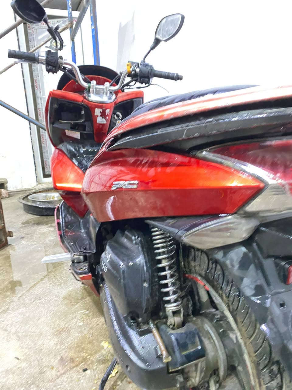 سلام عليكم  دراجه pcx جيل الأول لبيع دراجه صافيه بيع كوم حديد مكان بغداد مدينة صدر رقم***********
