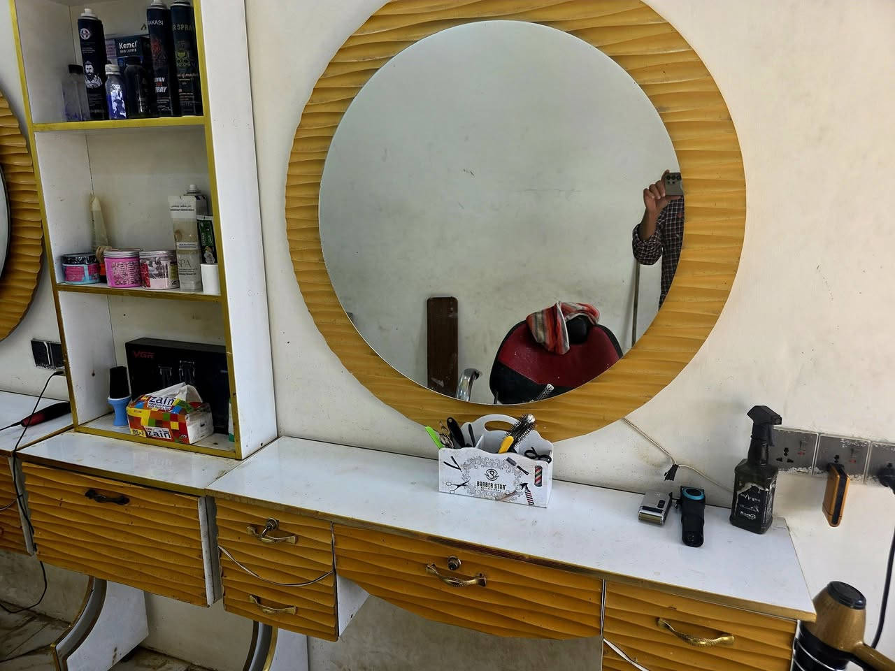 ميز+مرايه عدد2مع باترينا للبيع نضيفات كلش السعر التواصل ع الرقم او وتساب ***********
