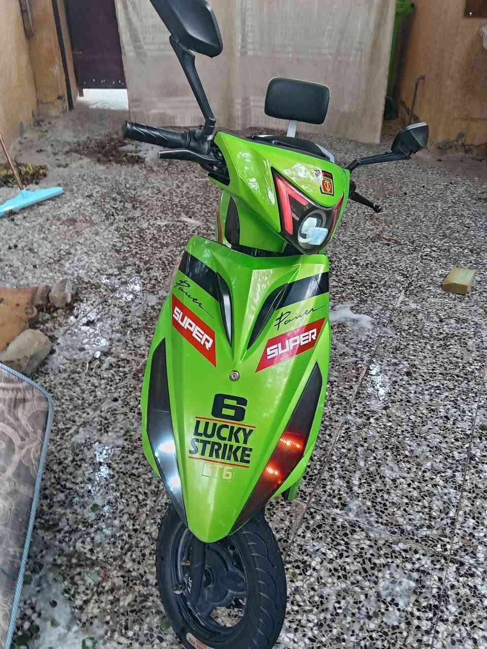 السلام عليكم
دراجة ماكس شحن 🛵
للبيع السعر 350 
دراجة نضيفة مابيه اي خلل 
مجرد يحتاجلهه بطاريات 
المكان بغداد حي الجهاد الديوان 
رقم الهاتف ***********
