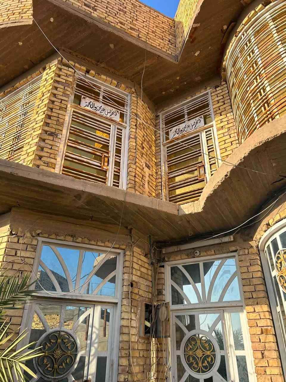 السلام عليكم
دار للبيع /متكون من طابقين 
(ركن ع شارعين رئيسي +فرعي )
المنطقة تحتوي ع خدمات كاملة تبليط +مقرنص  واصل للبيت 

يحتوي ع ثلاث غرف نوم +صالتين +استقبال+مطبخ + كراج مع حديقة 
مساحة البناء100 م/ واقع حال 150م  يحتوي ع فضلة تابعه للبيت بمساحة200م
العنوان حيد الصدر الرابع (حي العراق ) قرب مدرسة العراق 
للاستفسار الاتصال ع الرقم 
***********
