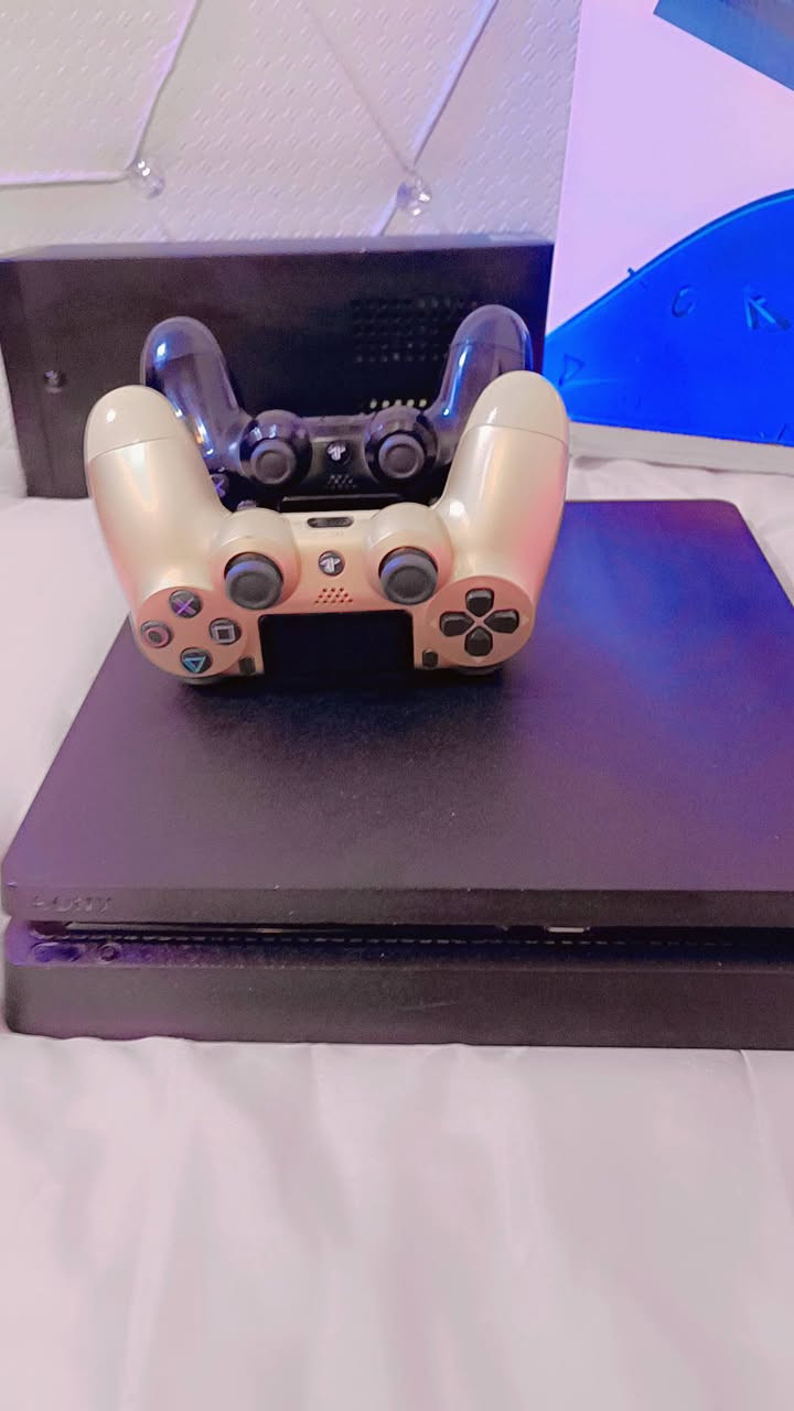 يأتي جهاز بلايستيشن 4 سليم (PS4 Slim) بتصميم أصغر وأكثر هدوءاً وأقل استهلاكاً للطاقة مقارنة بالإصدار الأصلي (Fat)، مع دعم دقة عرض تصل إلى 1080p.المواصفات التقنية الأساسيةالمعالج الرئيسي: وحدة معالجة مركزية AMD "Jaguar" ثمانية النواة (x86-64).معالج الرسوميات (GPU): بقوة 1.84 تيرافلوب، من محرك رسوميات مستند إلى AMD Radeon.ذاكرة الوصول العشوائي (RAM): 8 جيجابايت من نوع GDDR5.سعة التخزين: يتوفر بنسختين 500 جيجابايت أو 1 تيرابايت (من نوع HDD).الأبعاد: 265 × 39 × 288 مم تقريباً.الوزن: 2.1 كغ تقريباً.المنافذ والاتصال:منفذان USB 3.1 Gen1.منفذ AUX.شبكة إيثرنت (سلكية).شبكة لاسلكية واي فاي (يدعم 2.4 جيجاهيرتز و5 جيجاهيرتز).بلوتوث الإصدار 4.0.مشغل الأقراص: قراءة فقط (Blu-ray x6 CAV, DVD x8 CAV).السعر 350 الف واتساب ***********
