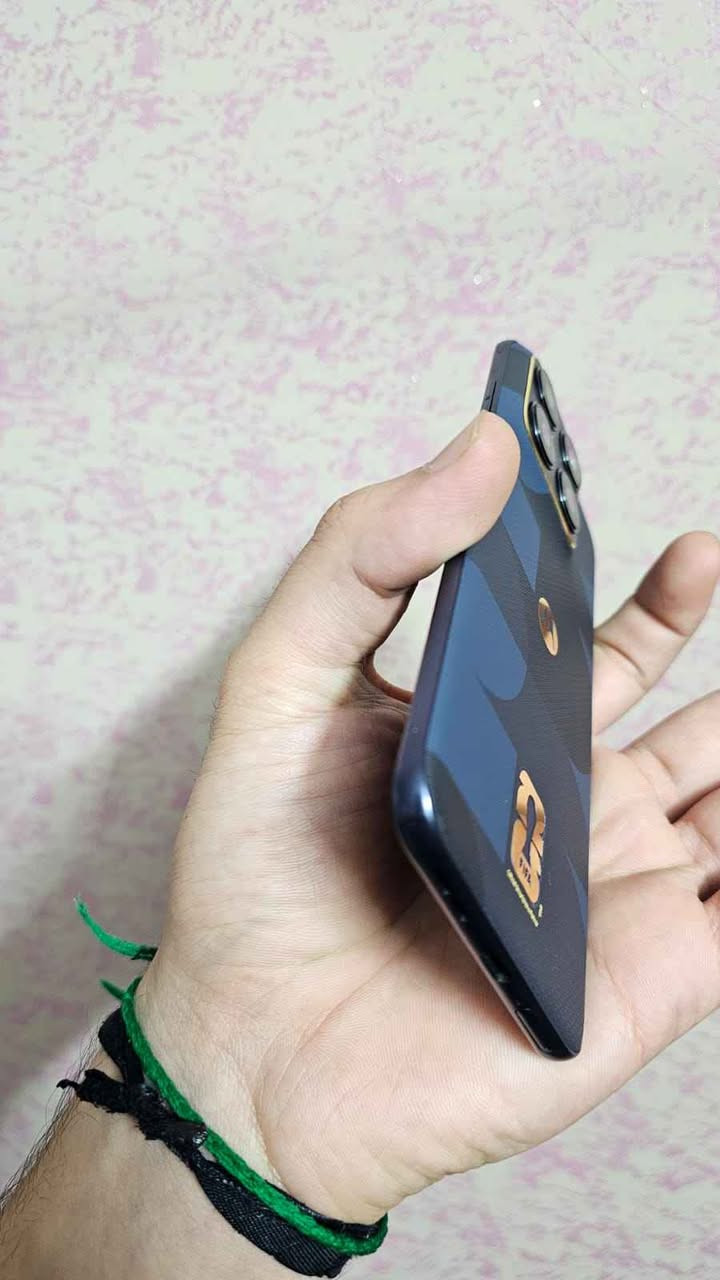 📱 للبيع: موترولا ايدج 70 فيوجن - نسخة كأس العالم (motorola edge 70 fusion - World Cup Edition)  
الجهاز بحالة ممتازة جداً واستخدام بسيط جداً، بطارية شبه جديدة!
🔹 مواصفات الهاتف التفصيلية:
النسخة: نسخة كأس العالم المتميزة (World Cup Edition).
الذاكرة والتخزين: ذاكرة عشوائية (RAM) 12 جيجابايت / مساحة تخزين 256 جيجابايت.  
الشاشة: دقة عالية 2772×1272 تردد 144Hz لسلاسة فائقة في الألعاب والتصفح.  
البطارية والشحن: سعة 5200 مللي أمبير مع دعم الشحن السريع، نسبة صحة البطارية 100% (عدد دورات الشحن الكاملة 15 دورة فقط، تاريخ أول استخدام 18 تموز 2026).  
الكاميرات:
الأمامية: 32 ميجابكسل  
الخلفية: 50 ميجابكسل + 13 ميجابكسل  
النظام: أندرويد 16 (Android 16).  
الشريحة: يدعم شريحتي اتصال (Dual SIM).  
الملحقات: الملحقات الكاملة متوفرة مع الجهاز (الباكيت والشاحن الأصلي والسماعات من انكر).
📍 المكان: بغداد.
❌ التوصيل: لا يوجد توصيل (الاستلام والتسليم يدوي فقط).
💰 السعر: (أضف السعر المطلوب هنا)
📞 للتواصل والاستفسار: يرجى المراسلة على الخاص أو الاتصال على الرقم: (***********) بغداد, العراق
