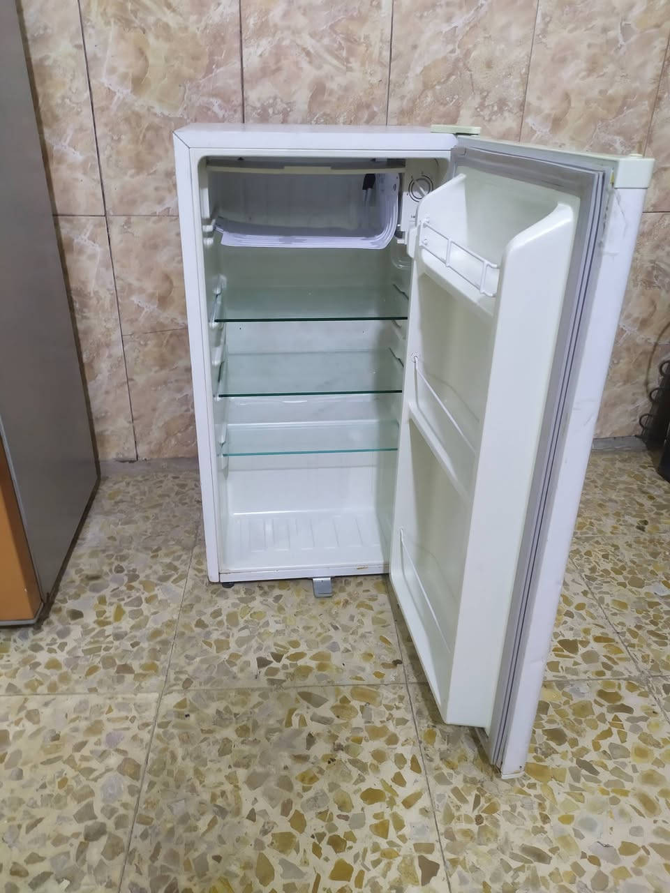 ثلاجه حجم وسط شغاله ونضيفه وتجمد السعر ب90الف نهايته وثلاجه صغيره شغاله ونضيفه وتجمد السعر ب50الف نهايته بايسكل جديد السعر ب75 ألف نهايته العنوان كربلاء حي الغدير ***********
