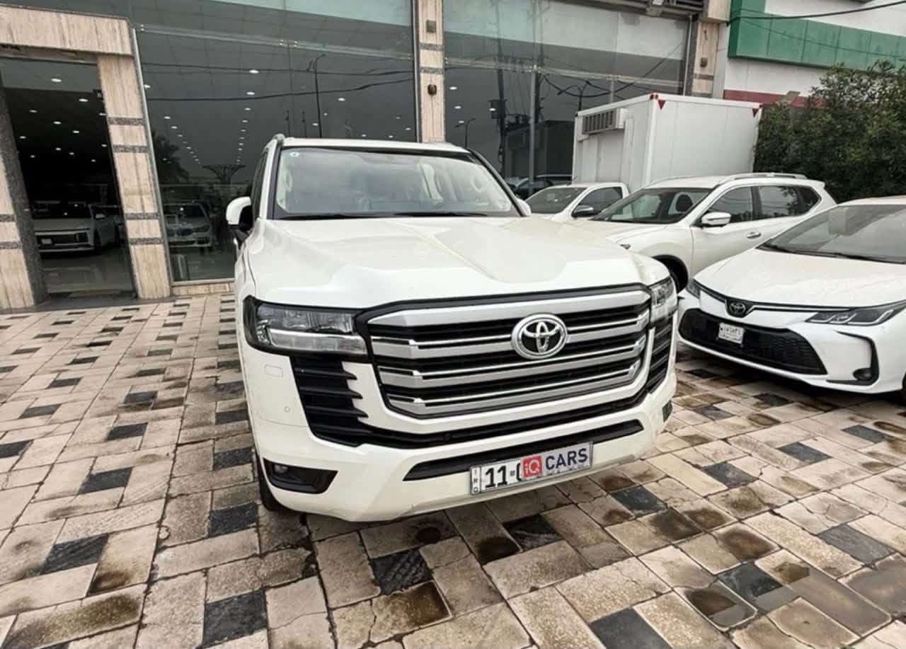 تويوتا لاندكروزر GXR 3.5 Twin Turbo موديل 2024 السيارة كفالة عامة /ماشية 27الف 
* المحرك: V6 توين تيربو سعة 3.5 لتر.
* القوة: 409 حصان.
* العزم: 650 نيوتن·متر.
* ناقل الحركة: أوتوماتيك 10 سرعات.
* نظام الدفع: رباعي دائم (4WD).
* عدد المقاعد: 7 مقاعد.
* خزان الوقود: 110 لتر.
* مقاس الإطارات: 265/55 R20. 

ومن أهم التجهيزات:

* مصابيح LED مع إضاءة نهارية.
* جنوط ألمنيوم 20 إنش.
* فتحة سقف.
* باب خلفي كهربائي.
* شاشة 12.3 بوصة.
* نظام صوت JBL بـ 14 سماعة.
* شاحن لاسلكي.
* مقاعد جلد كهربائية مع تبريد وتدفئة.
* Apple CarPlay وAndroid Auto.
* كاميرات وحساسات أمامية وخلفية.
* مثبت سرعة.
* نظام Toyota Safety Sense للسلامة
* ⁠استفسار الاتصال على الرقم /***********
* ⁠ملاحضة / السيارة بيها ضمان مع تبديلات دهن مجانية
