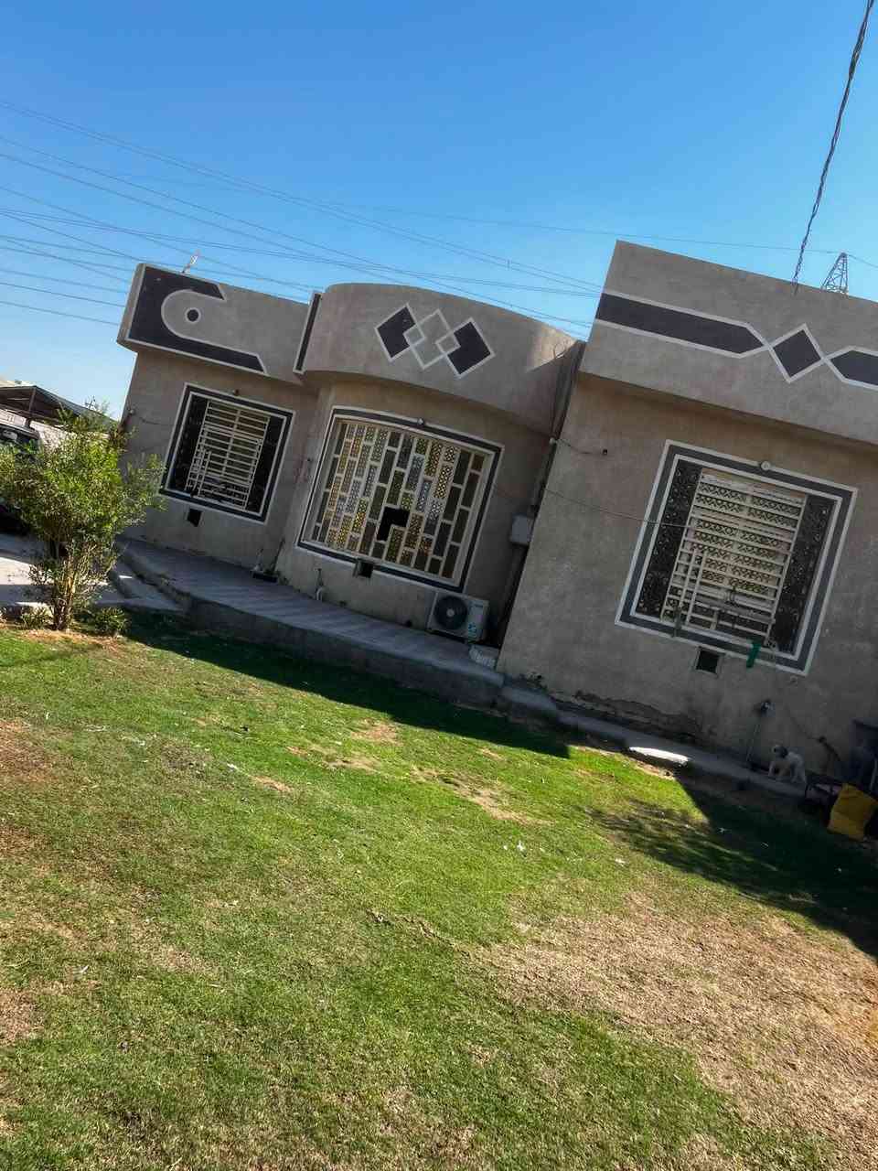 سلام عليكم بيت للبيع مساحه 800 م علا طريق الزوار عمود 155 طريق كربلاء نجف يبعد عن الشارع 100 متر 
مساحه البناء 300 متر بناء درجه اولى كله طابوق جمهوري 
بي 3 غرف نوم مساحه الغرفه 5*6وصاله 11*4 متر والاستقبال 10 *4 بيت جاهز بي حدائق ثنين بيه جميع انواع الاشجار والنخيل  بناء 2024 كامل مكمل من كلشي
 بي سند 25 طابو زراعي مشمول بل تطويب كل هاذا 
بسعر 140 وبي مجال للشراي رقمي *********** وهاذ ثاني بي وتساب ***********
