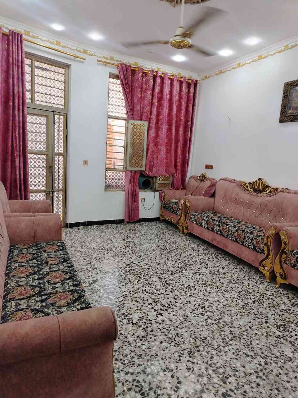 السلام عليكم
بيت للبيع عنواني حي 18
مساحته 150متر واقع حال 170متر
يحتوي على طابقين  الاول يحتوي على غرفة النوم واحده وصاله وستقبال ومطبخ وطرمه وصحيات خارجيه وصحيات داخليه وطابق الثاني غرفتين نوم ومنزع وصحيات وصاله وبلكونات وسطح ودرج خارج يصعد للطابق ثالث بس سطح

 الاستفسار على الارقام 
***********
***********
