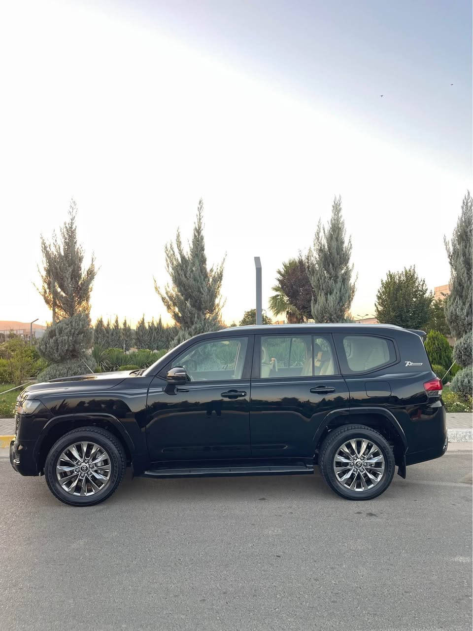 ‏TOYOTA Land cruiser 2022 
GX.R :  الموديل
‎سنة الصنع: 2022 
‎ضمان شركة SAS
ماشييه ١٠٠ الف  كم 
رقم سليمانييه  جديده
‎سنويه ب اسمي
المواصفات :
- محرك 6 سلندر تنفض تبيعي 4.0L
‎- فتحة سقف ( سلايد ) 
-٣ شاشات 
- شاشات ترفيه خلفية
‎- مقاعد جلد 
‎- مقاعد كهربائية 
- مقاعد امامية تبريد 
- ⁠تبريد وتدفئة امامي خلفي 
‎- بصمة الابواب 
‎- صندوق كهربائي
‎- مصابيح LED و زينون
-7 راكب 
-شحن واير ليس 
-حساس امامي خلفي 
‎- حجم العجلات 20 inch 
مكفول كفاله عام كلشي مابيها
- السياره موجودة في سليمانيه
‏***********- ⁠***********📞‎
السعر٦١٤$ السليمانية, العراق
