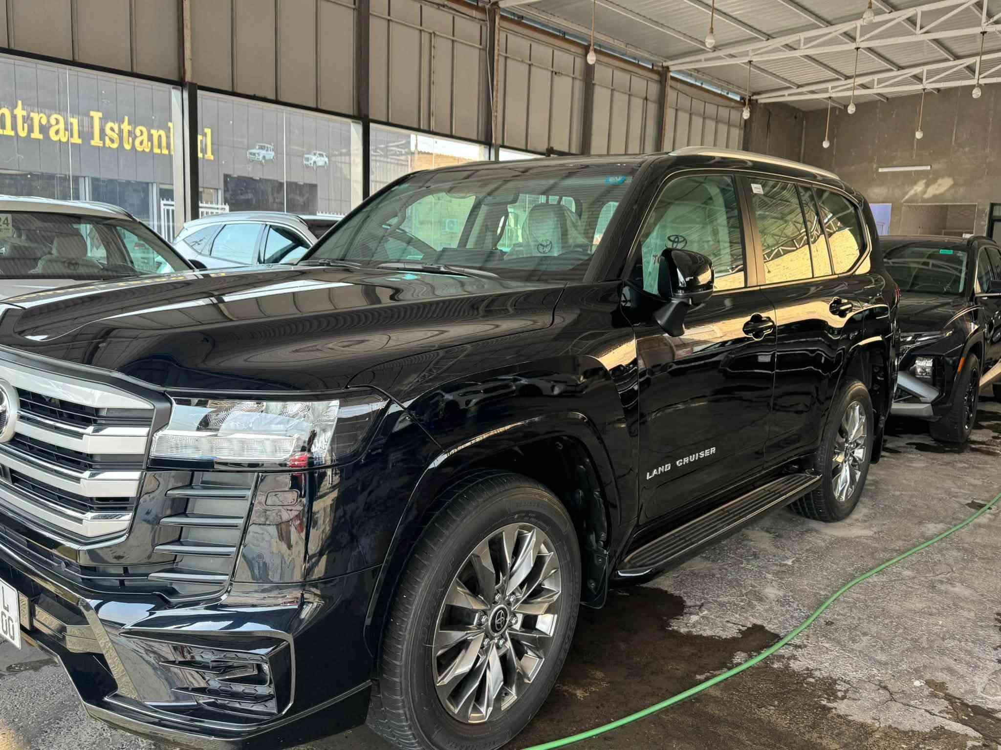 السلام عليكم لاندكروز وكالة SAS بعده بضمان الشركه موديل 25 GXR تنفس طبيعي ماشيه 20 على وضع الوكاله مغلفه كله ppf خاليه من اي ملاحضه بأسمي تحويل مباشر السعر 72500 موقعنا معارض البياع معرض الاصدقاء ***********
