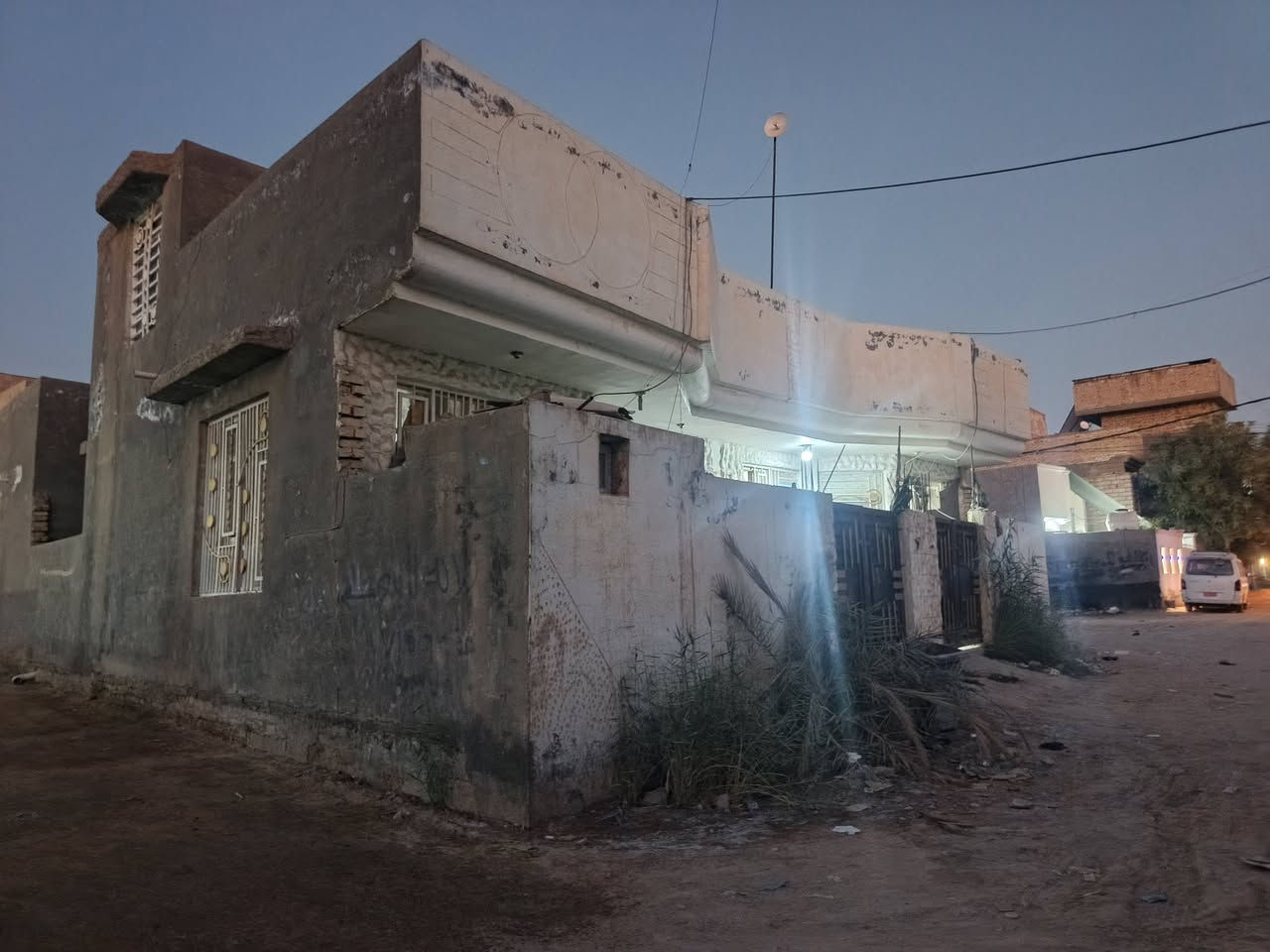 ثلاث مشتملات المساحه 300متر للبيع طابو سند 25 ركن على ثلاث شوارع خدمات كامله يحتوي كل مشتمل على غرفة نوم وصاله ومطبخ وستقبال وصحيات داخلية وصحيات خارجيه وكراج البناء طابوق السقف صب مسلح العنوان طويريج حي المثنى قرب بيت سيد عباس الموسوي  السعر 185مليون مع مجال بصيط جدا للتواصل *********** مكتب المهندس للعقار أحمد ألجبوري البيع كلهن بدون تجزئة
