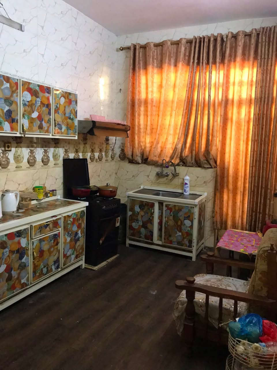 السلام عليكم

بيت بمنطقة الثعالبة شارع البانزينخانة محلة٣٦٥ بمربع الزراعي ١٠٠ متر الواجهة ٧ والنزال١٤ ..البيت طابقين منفصلات عن بعضهن كل طابق يحتوي على استقبال ومطبخ كبير بالواجهة وحولي وغرفة نوم وحمام شرقي وغربي وكل طابق الكهرباء مالته ٣ فيز منفصلة عن الثاني ..البيت مبني بلبلوك والطابق الارضي ينقصه فقط كاشي اما الطابق الثاني الكاشي مالته كامل ..البيت يصلح للسكن وللاستثمار ايضاً يعني تأجر كل طابق لوحده ب ٢٥٠ بكل سهولة 

السعر مناسب جداً  ٦٠ مليون فقط وآني صاحب البيت وهذا تلفوني *********** وبي واتساب
