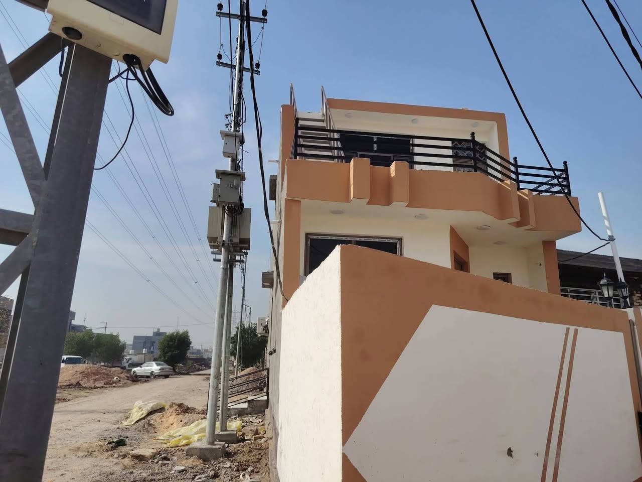 بيت البيع مساحة ميه متر طابقين غرفتين نوم وصاله وهول ومطبخ وصحيات داخلية سند ٢٥ طابو زراعي شارع تبليط البيت ركن على شارعين مقابيل دواجن حي الرحمن ***********
