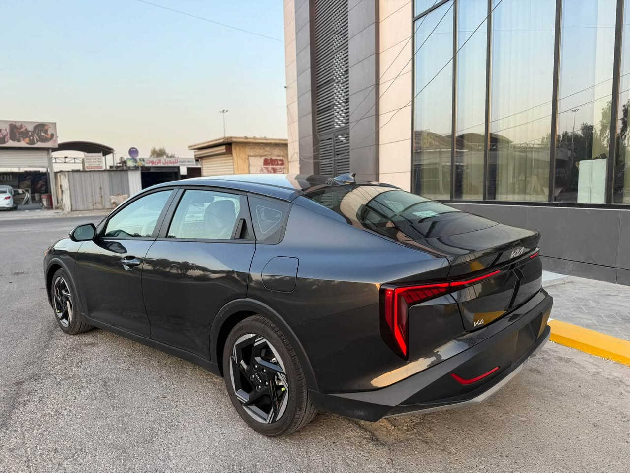 سلام عليكم كي فور رصاصي 

‏2025 KIA K4, EX فقط بيع بدون مراوس بدون رقم السياره 
لون رمادي 
وارد امريكي 
الحادث رصعة بحافة البنيد والجاملغ الامي الايسر فقط مصلحة بارد بدون دواخل  
موصفاته 
كامرة 
شاشة متصل 
كامل ردار 360 درجة
سايد بريك بصمة 
بك لايت لد كامل 
داخل رصاصي 
بصمة 
انارة ترحيب 
ويل الحجم الكبير الرياضي 
مانع انزلاق
 تحديد المسار
 درايف مود
 تحكمات كامله
 سياره ماشيه 4000 ميل بعده جديده 
دخول جديد رقم منفيست باسمي تترقم جميع المحافظات عدا اقليم كردستان 

للتفاصيل اكثر ***********

