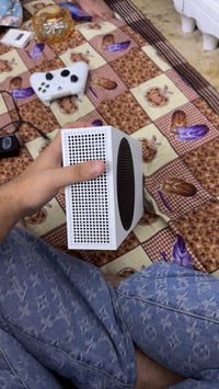 اكس بوكس سيريس اس نضيف جدا مع كامل ملحقات من كلشي كارتون يده و ملحقات ...