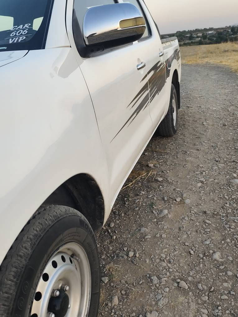 سەرە تابە ناوی خوای گەورە
بیکاب مرزییە 2012تاک کوشن بە بلئت مانگی 5
ڀارجە ڕەش لە سەر ساغی بۆدی بیلاد 
مە کینەی نە کراوەتەوە 215هه زار ڕۆیشتوە 
لۆک لۆکە نازانی بارجە ڕە شە 
جوار تایەی لۆکە سەنەوی تازەیە 
گئڕو مە کینەی بەشەرتی فیتەر 
یه ک جرکەی تیانییە زۆرزۆر تندو تۆلە سعری 156گەڵا 
شوئن بیرە مە گرون 
***********
*********** السليمانية, العراق

نص مكتوب في الصور:
- CAR 606 VIP