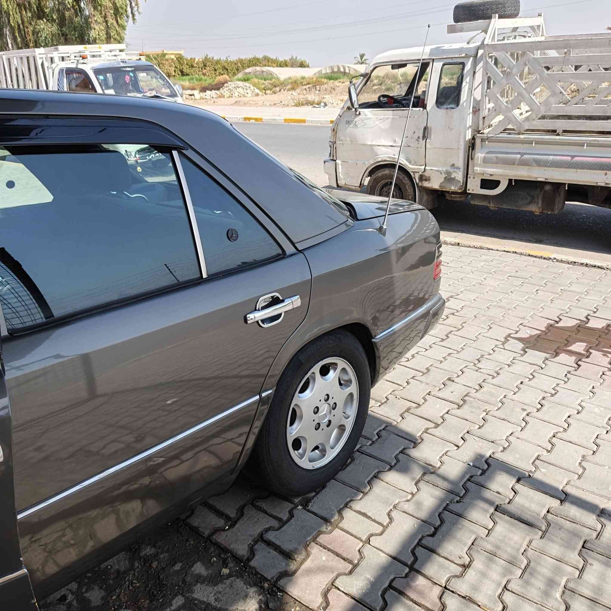 سلام عليكم مارسدس دب مديل91البيع وال مراوس حسب القناعه سياره جاهزه مكينه كير تبريد شرط الفحص دبل هورن كشن كهرباء فتحه سقف مكفوال ضربه وكص فقط صبغ عام منضومه زنون عالي ناصي رقم بغدادنكليزي سنويه جديده مكان سياره بغداد  اليوسفيه رقم صاحب سياره ***********اي سفسار اني بل خدمه
