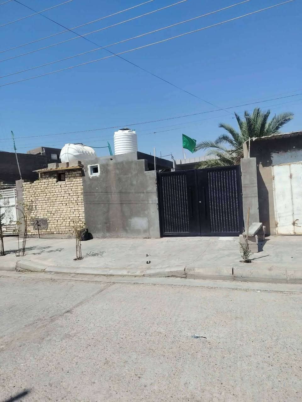 ⭕ للبيع بيتين ( كاملات من كل النواحي) 
بيتين للبيع يباع بيت واحد او البيتين
البيت الاوال مساحه٣٢٣ يتكون من
غرفتين 5×4
استقبال 8 ×4
صاله 8 ×5
 مطبخ ٤×6 حمام داخلي حمام خارجي

البيت الثاني بناء جديد مساحه ٢٢٤ يتكون من غرفتين غرفه سويت
صاله استقبال مطبخ حار وبارد مناور ٢
حمامات ٢ دخليه وحمام خارجي 
العنوان التنميه شارع سيد هادي الاتصال ***********
***********
