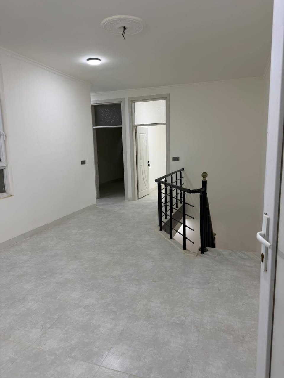 بسم الله 🏡.. دار للبيع . مساحه ١٢٠ متر📄  سند 25 ملك 📃صرف.  /قاطين.. يحتوي ع استقبال ومطبخ وصاله وغرفة نوم وصحيات داخليه و خارجيه //القاط الثاني غرفتين وصاله🏠 وصحيات . بعده جديد العنوان🏠 دور الزراعه الثانيه مجاور مكتب الريان . السعر 117 وبي مجال .. للاستفسار الاتصال ☎️***********☎️
