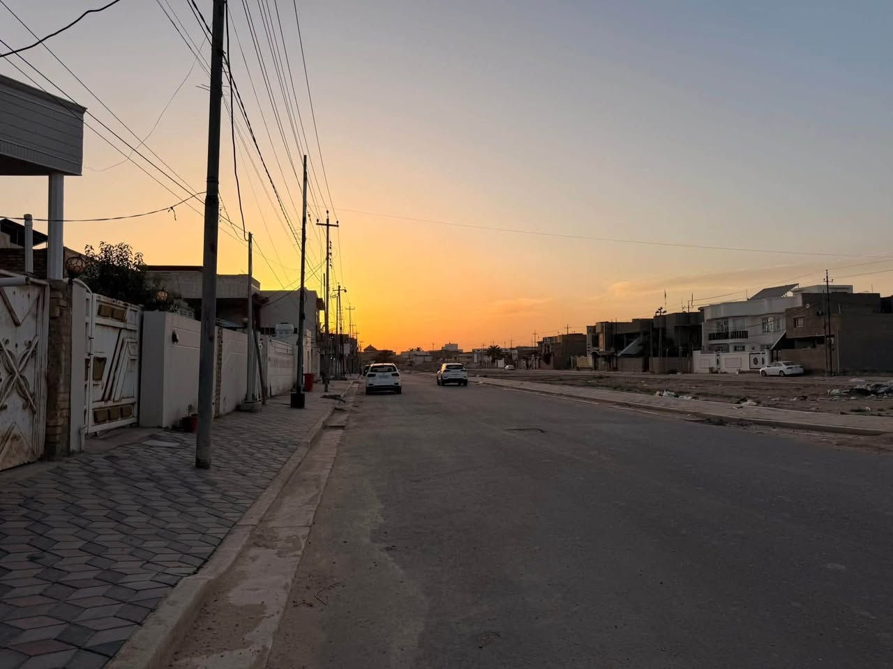 .🛑 دار سكني  للبيع 🛑 
المنطقة : الديوانية . الضباط 🚩
اقرب نقطه داله : خلف مطعم المشتل سابقآ قرب مدسه المصطفى الأهليه 

المساحه :   300✅  واجه 15متر
    
    
❌❌بناء قديم
التفاصيل:الطابق الاول .غرفتين نوم ومطبخ وصاله وصحيات داخليه وخارجيه 

.............
للاستفسار
     مراجعة مكتب رسول الوزني للعقار  
الديوانية . حي الحضارة .بداية شارع اسواق طيبة
 للمعلومات ولمزيد من التفاصيل ⬇️
       مراسلة الصفحة  
      ارقام الاتصال 
***********
***********
