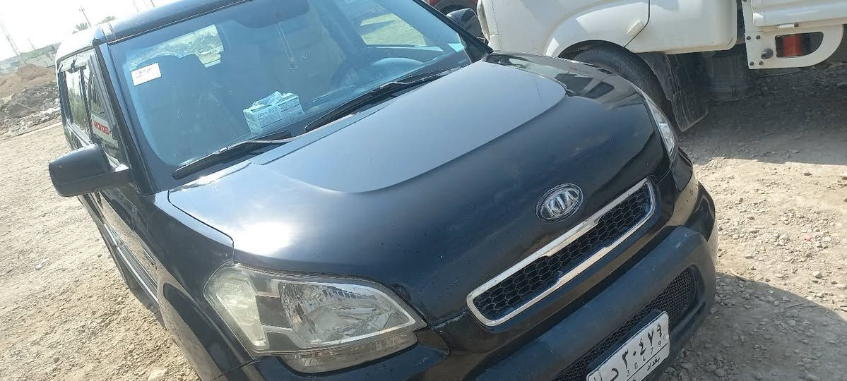 كيا صول ٢٠١٠
مكينى دوش ٢٠٠٠ 
صدر نظيف ، مكينة نظيفة ، دواخل نظيفة كهرابائيات جاهزة
تبريد كامل غاز ، بس كوبريسر شوي بي ضعف . 
ضربتهة بس جاملغ امامي ، وبيهة شخطة بالجنطة مصبوغة 
السيارة بسمي ، ما متعوبة ومداريهة بالادامة والدهن والبنزين . 
مكاني بابل /القاسم 
للتواصل ***********
