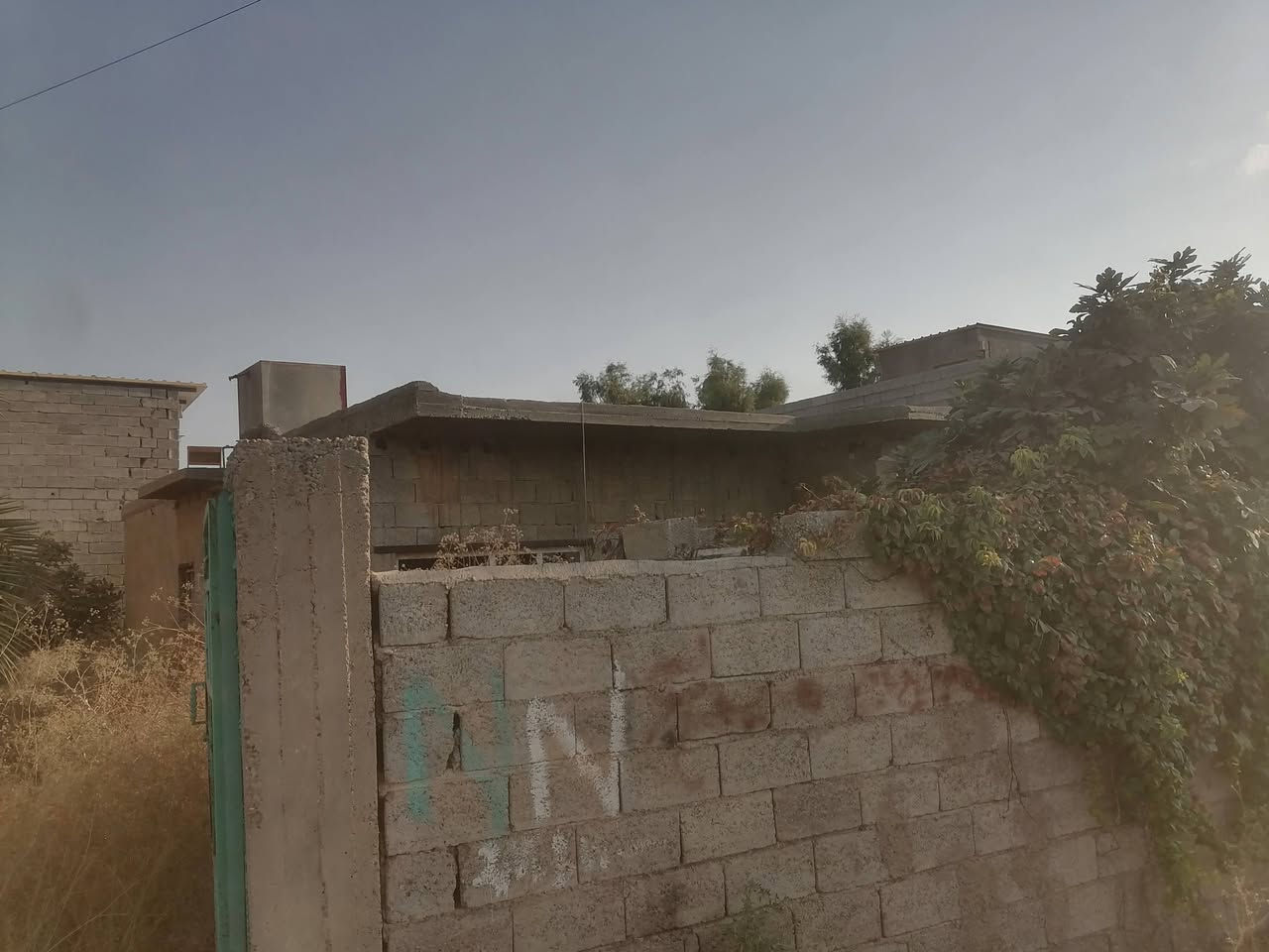 سلام عليكم هيكل. مساحته 325مربع. بي بناء 150متر يحتوي علئ غرفتين نوم كبيرات حمام مطبخ استقبال. تواليت خارجي. صب مسلح. الموقع. الراشديه قرية السلام السوامره سابقا.  سعر 55وبي مجال قليل. سند 25 زراعي. ***********
