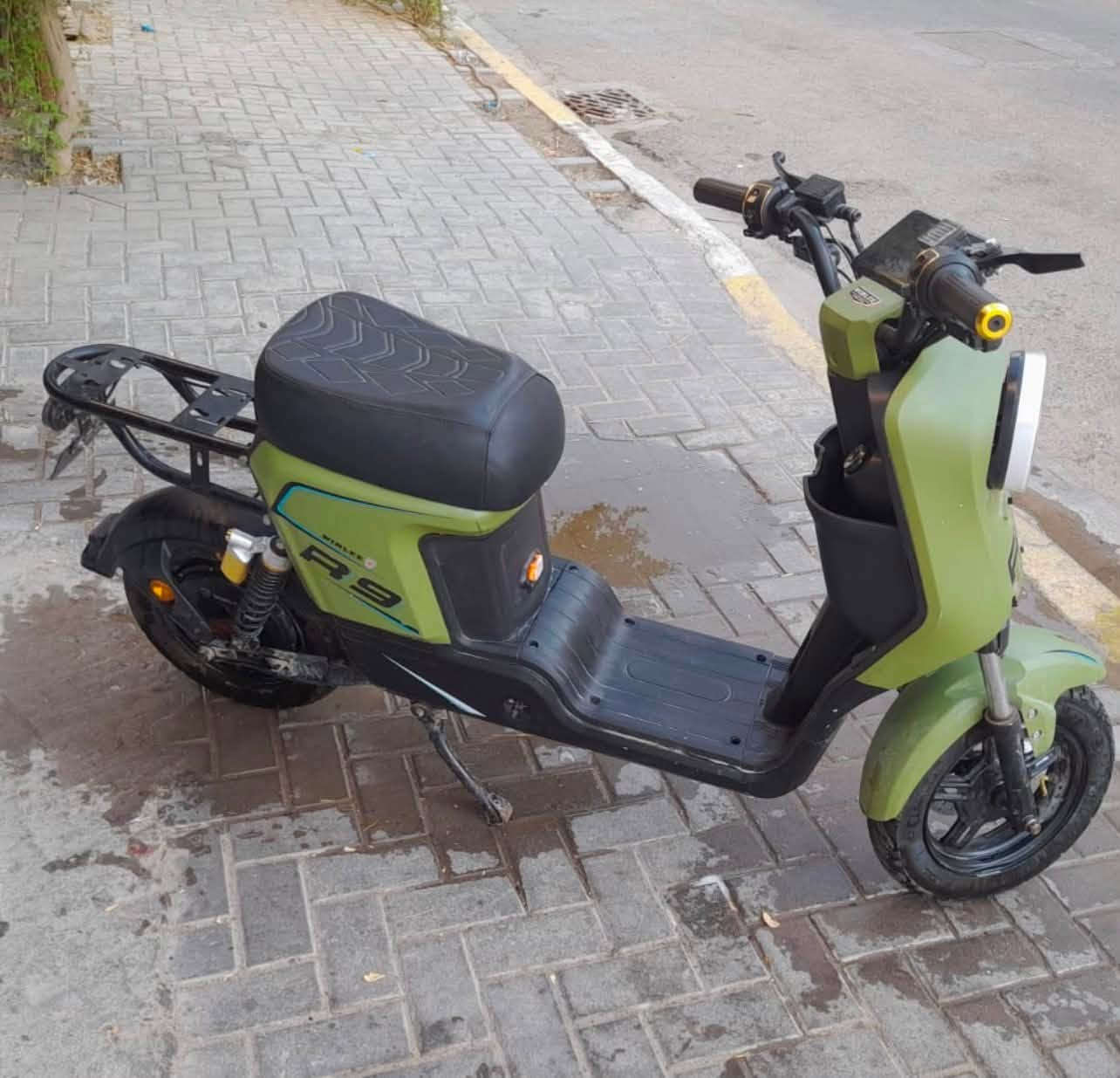 دراجة شحن R9موديل 25 جاهزه وبطارياتها حجم 32امبير 12فولت  عدد5 بطاريات نضاف وعالفحص نقصها بس شاحنه والمقعد الخلفي والسله موجودات السعر 375وبيها مجال بسيط للشراي الي تعجبه يراسلني وبخدمته *********** والي مايعجبه السعر يعتبر نفسه ماشاف المنشور ويعبرة ولا يتعبني ولا اتعبه
