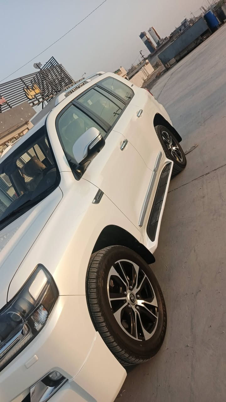 لاندكروز بريم • ٢٠١٧ • ٨٠٠٠٠ كم
