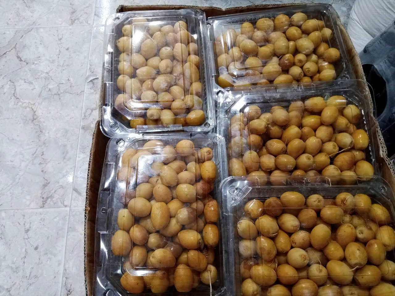 بسم الله الرحمن الرحيم 
تم وصول وجبه جديدة تمر برحي لدى محل العائلة 
العنوان الانبار ـ قضاء عنه مقابل العلوة المركزية/ مجاور صيدلية عبدالله رياض الدباغ سعر العلبه ب 2250 
يتوفر لدينا خدمة توصيل ألف دينار فقط داخل عنه للاتصال على الرقم التالي ***********

