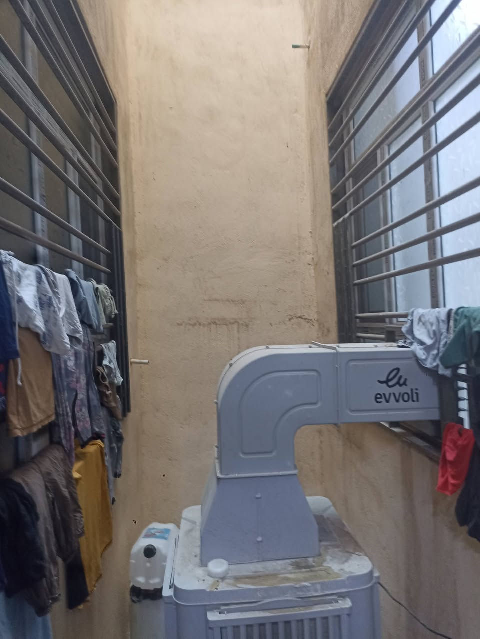 بيت مساحه 200 متر طابقين طابو صرف 4 غرف  بناء حديث سنت 25 سنتر شارع 30 بلوفه الحاده باسم صاحب البيت حله سيف سعد بعد مستشفى الكفيل شارع 30 بعد الملعب سعره 300 ملاحظه التعامل مع صاحب البيت اتصال ***********
